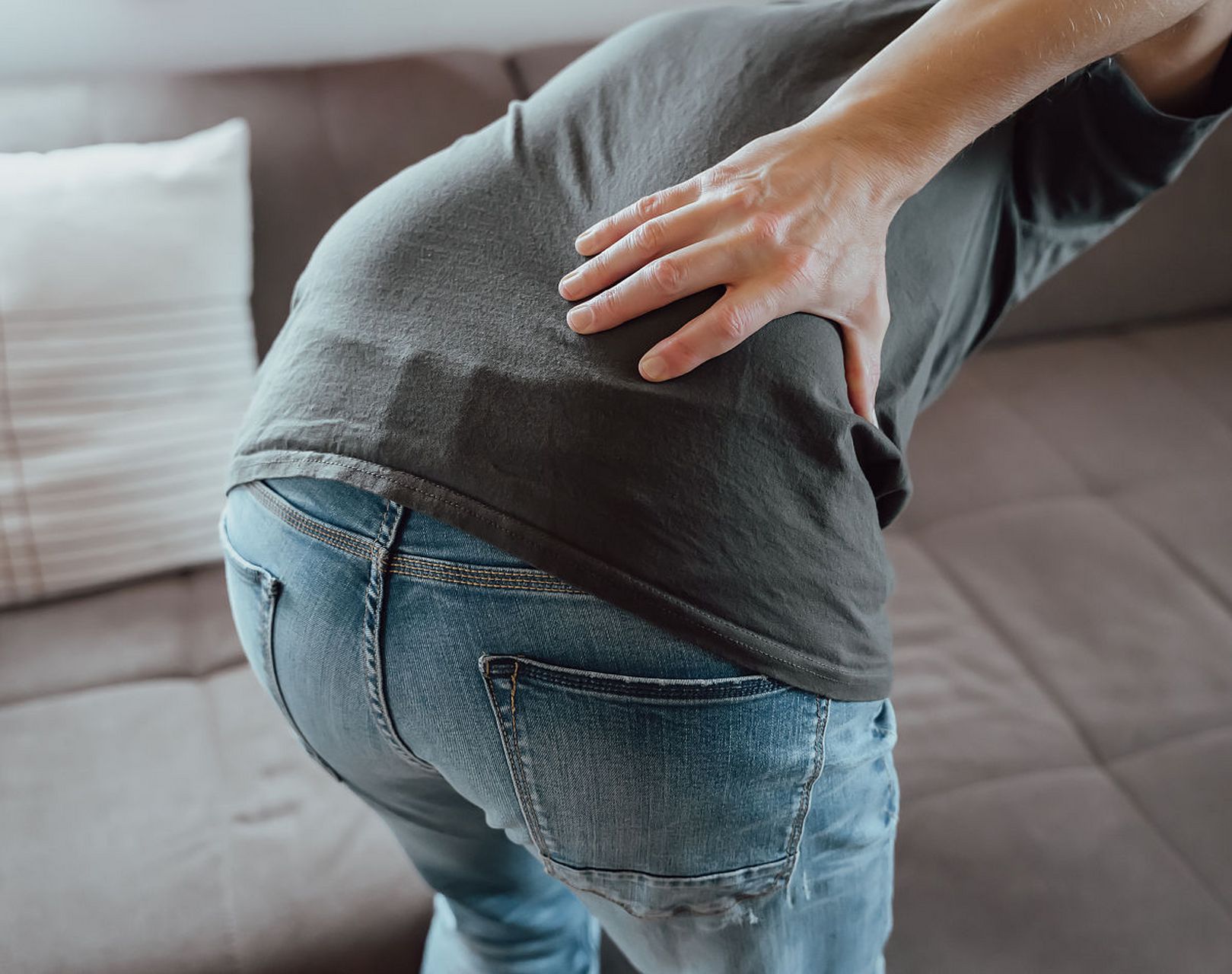 久坐是死臀综合征的一个危险因素,长时间不活动臀部肌肉,会导致其