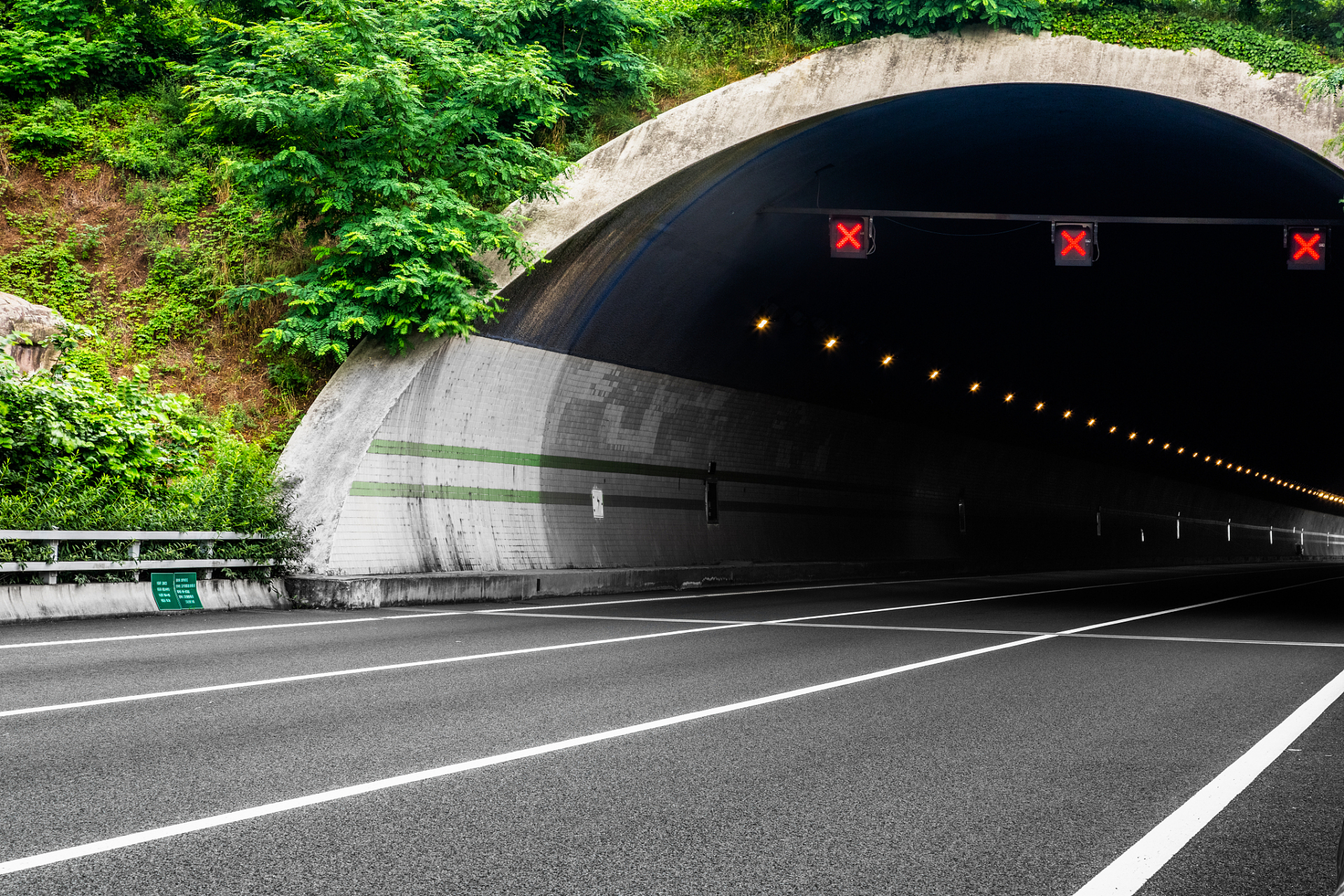 据最新报道,2023年5月17日下午5时05分许,沧榆高速杨家湾隧道内发生一