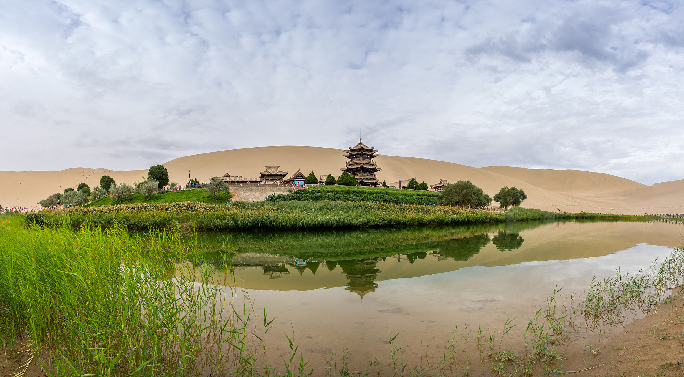 嬉行记# 敦煌大月牙湖,位于中国甘肃省敦煌市境内,是一块壮丽的自然