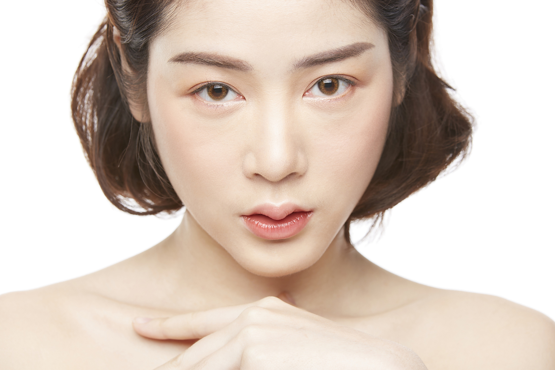 丹凤眼是一种特殊眼睛,起源与传说中的凤凰有关,其特点是眼尾上扬,给