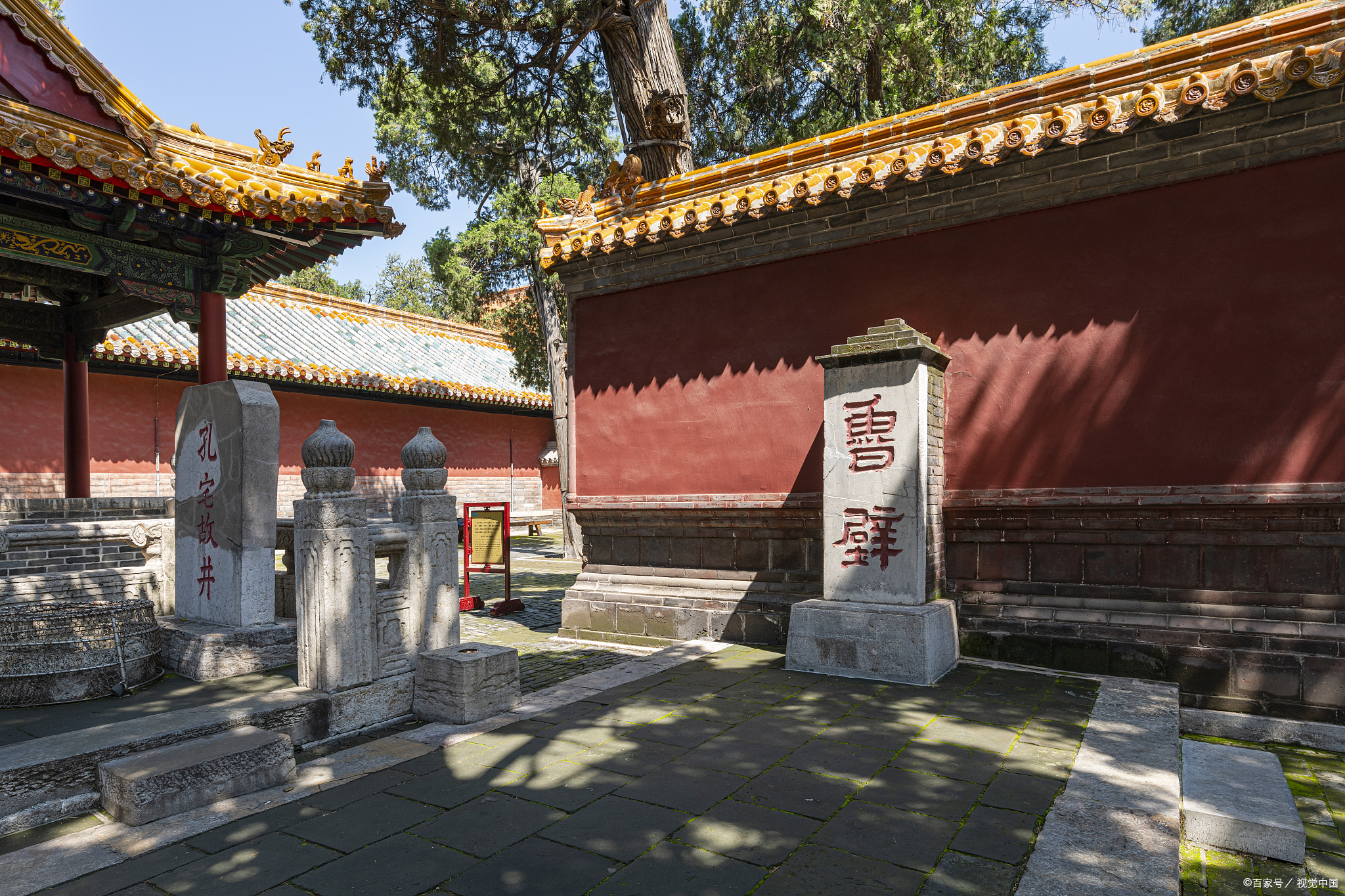 山东曲阜孔庙,儒家文化的发源地  当你走进孔庙时,首先映入眼帘就是那