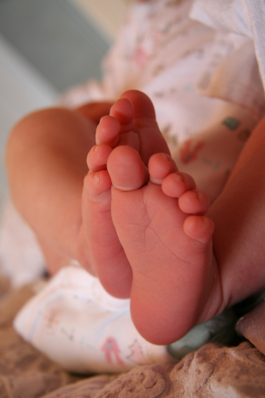 宝宝光脚有益于刺激触觉感官发育,增强体质和学走路