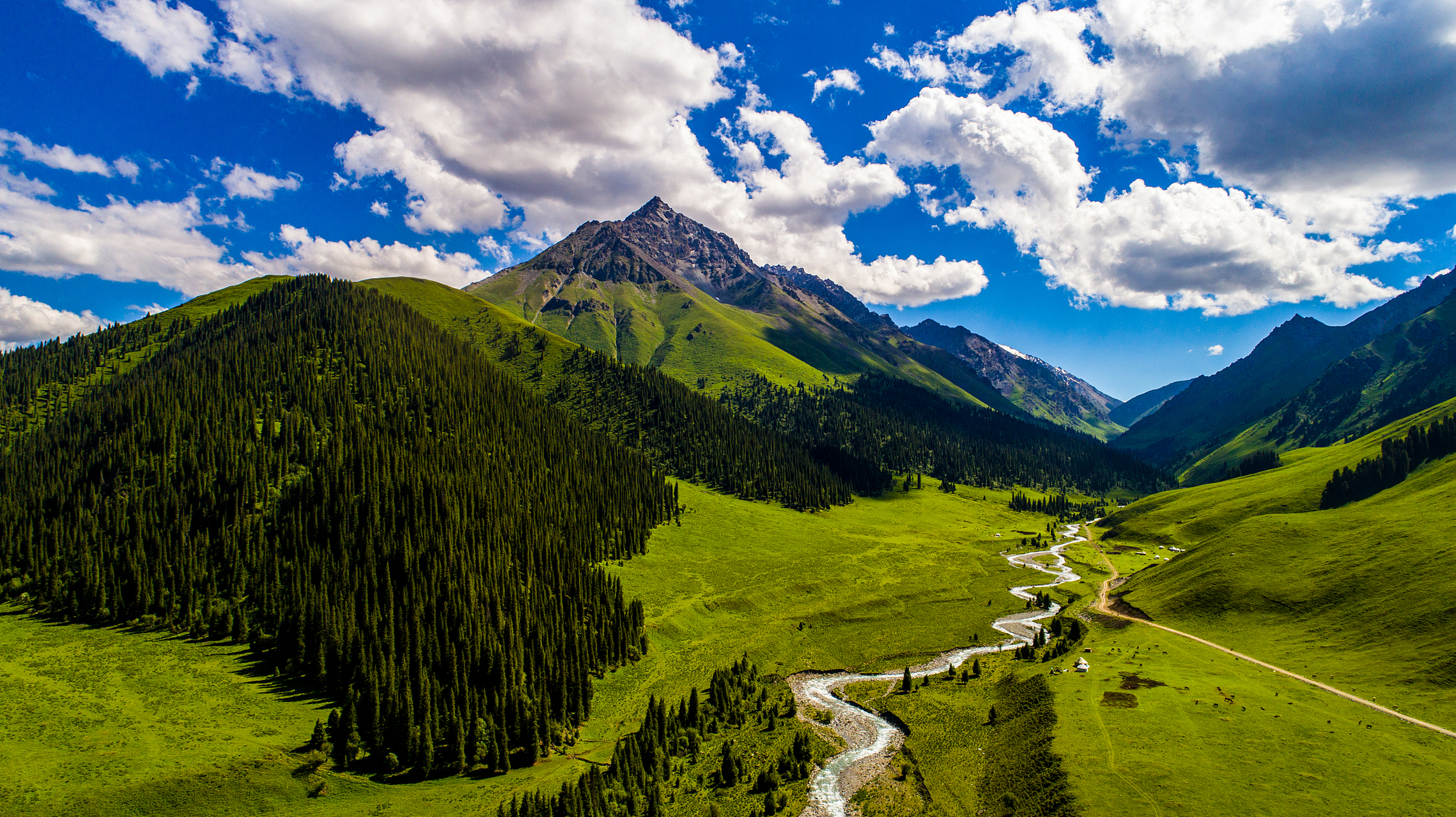 奇遇那拉提#那拉提五峰沟是新疆著名的旅游胜地,也是全世界著名的