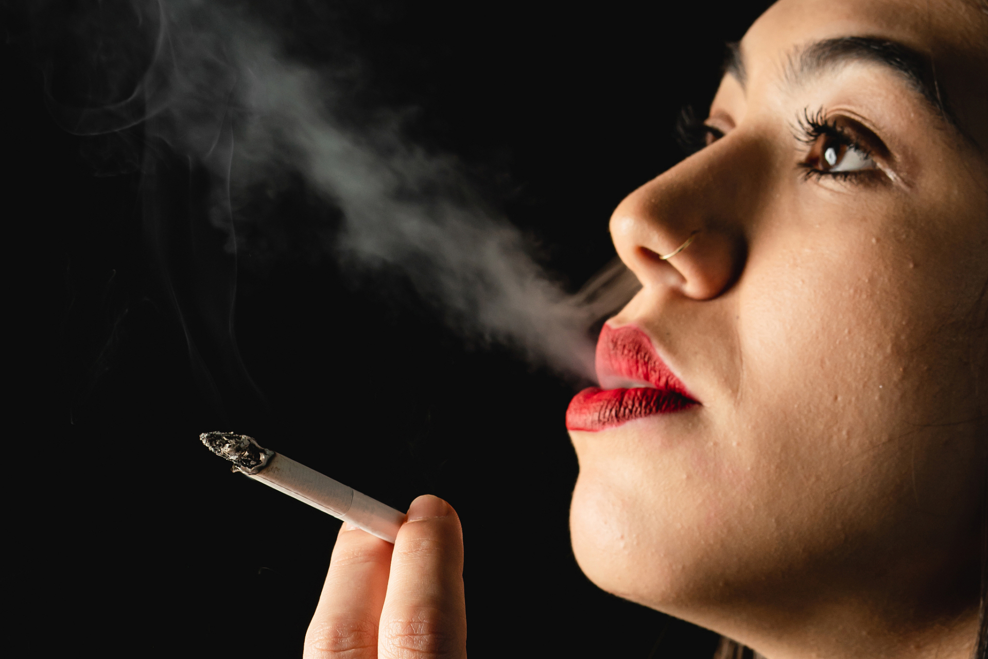 当事人赵女士介绍,自己是培训机构的珠心算老师,抽烟被领导看到后被