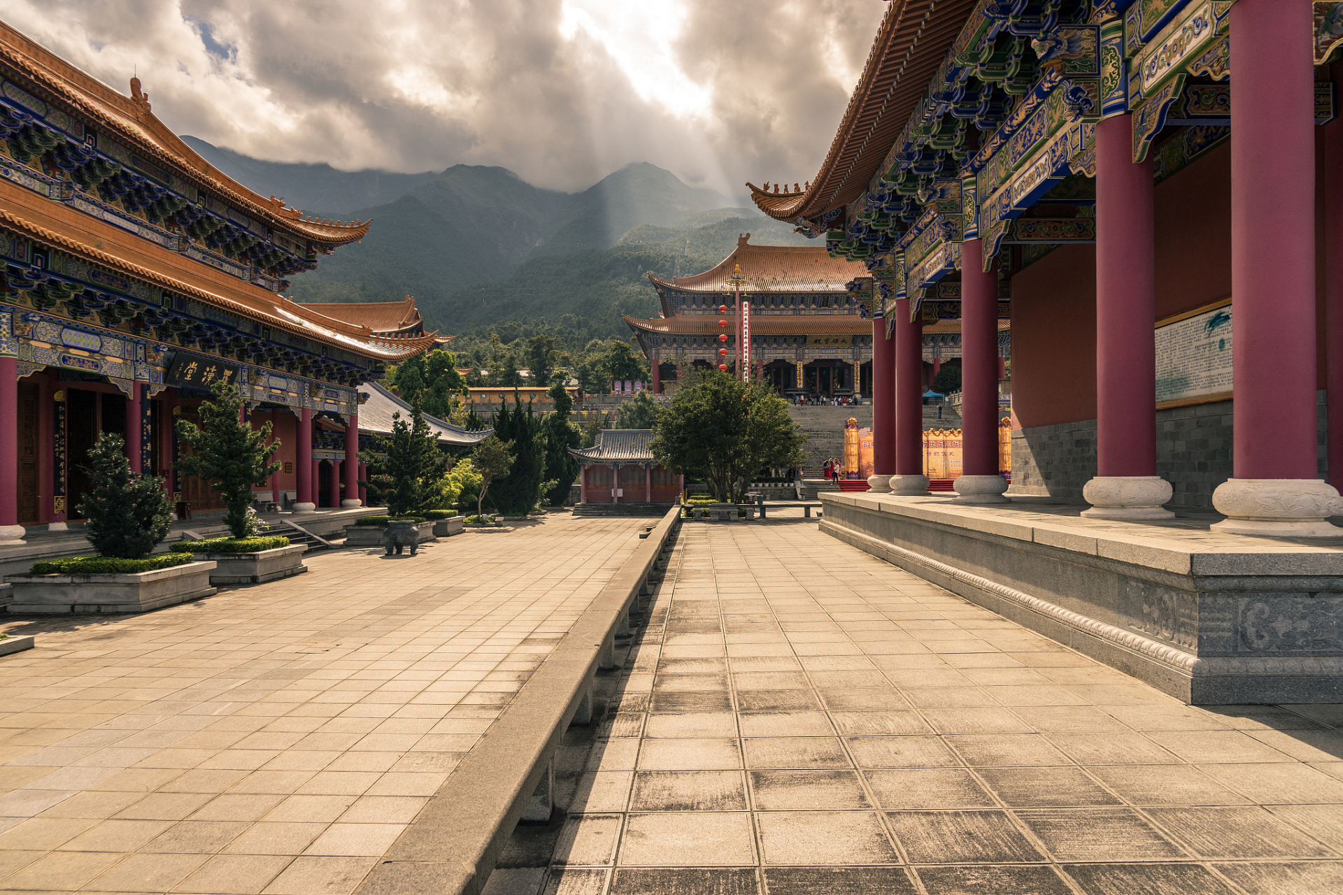 每个去过寺庙的人都会发现,大家在烧香时都有所求.
