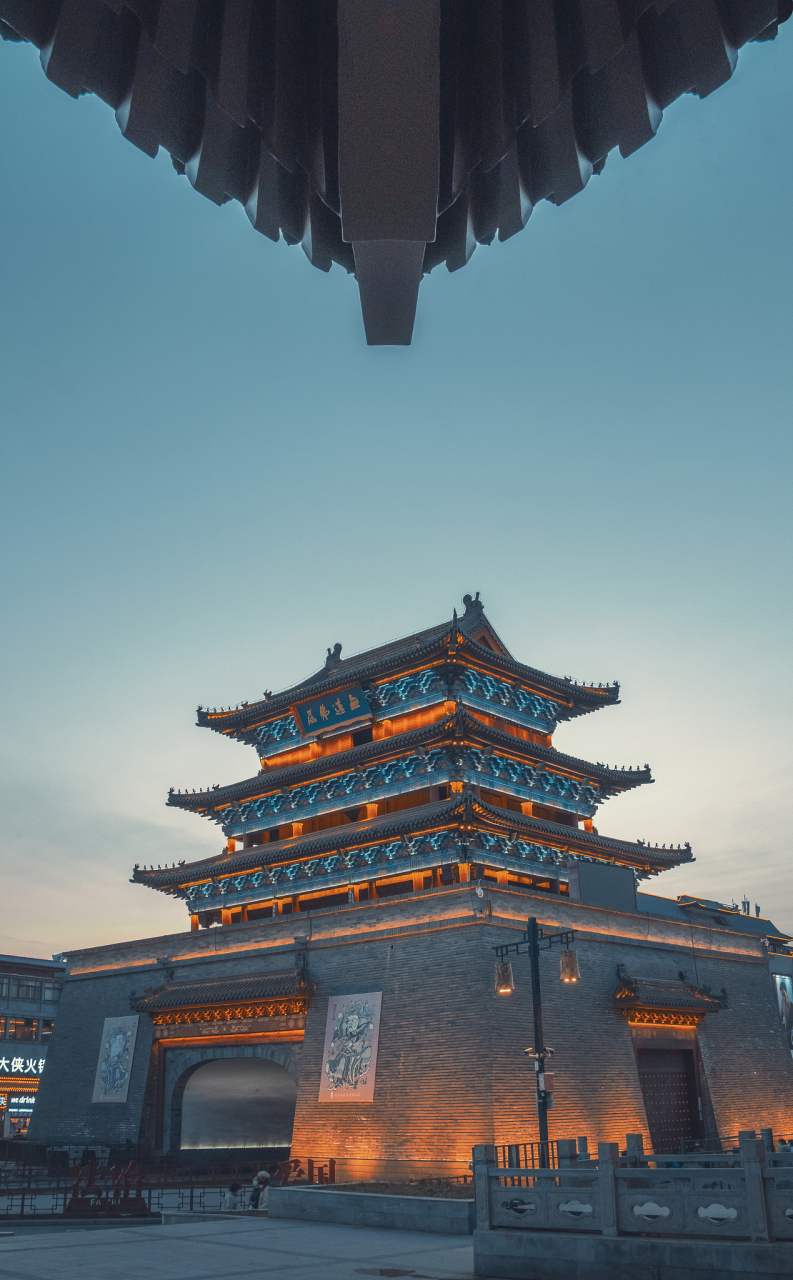 旅游攻略:许昌春秋楼位于许昌市中心,交通便利.