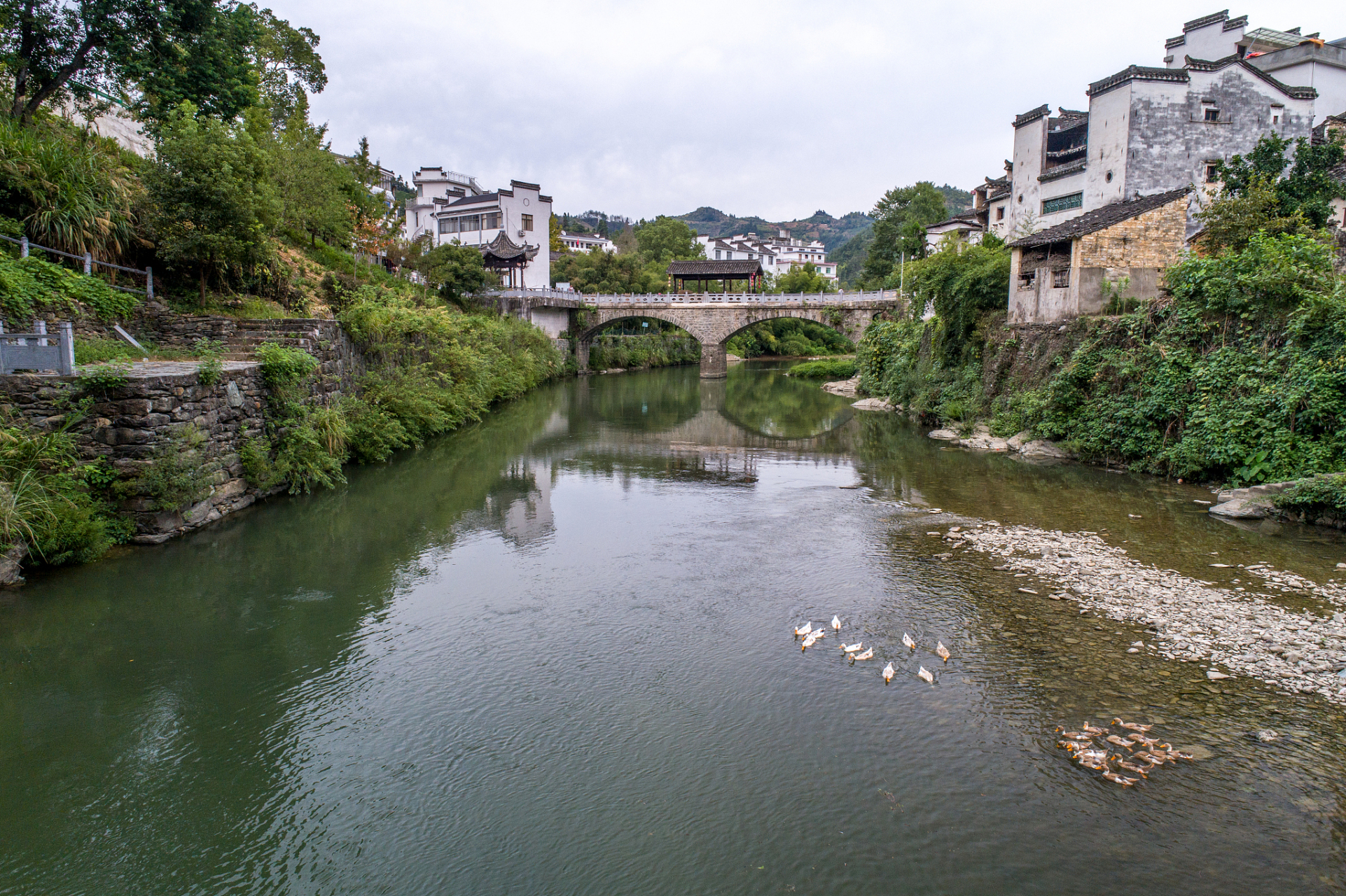 位于浙江天台县的南屏旅游景区,距离市区仅7.5公里,展现出浓厚的秋意.