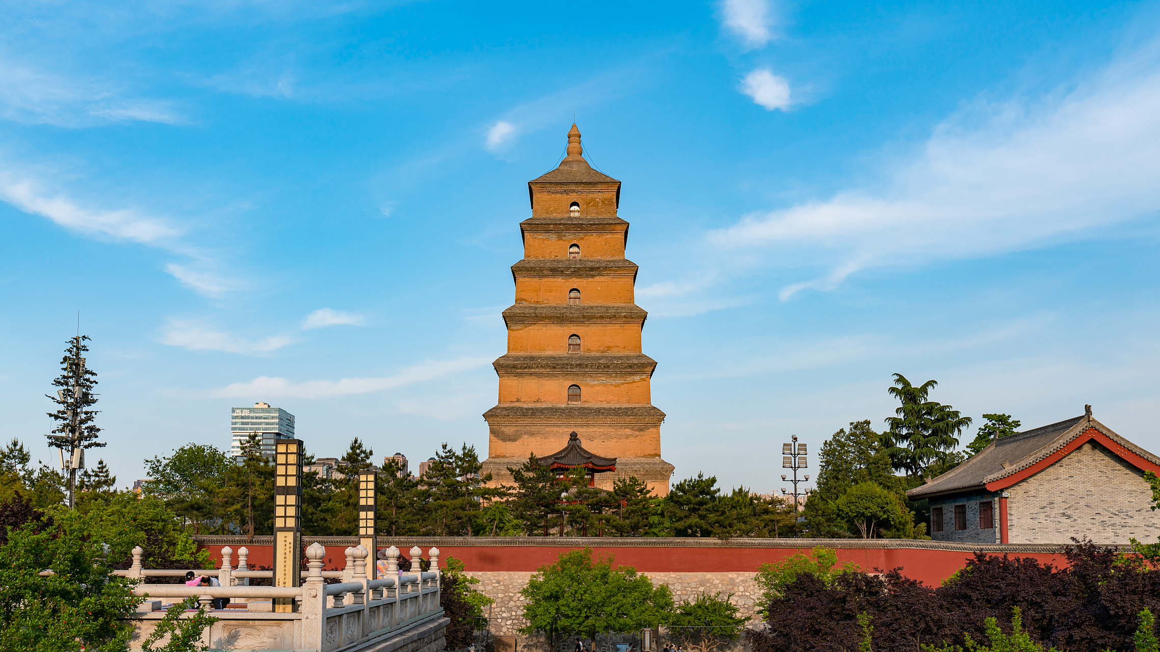 大雁塔作为现存最早,规模最大的唐代四方楼阁式砖塔,是佛塔这种古印度