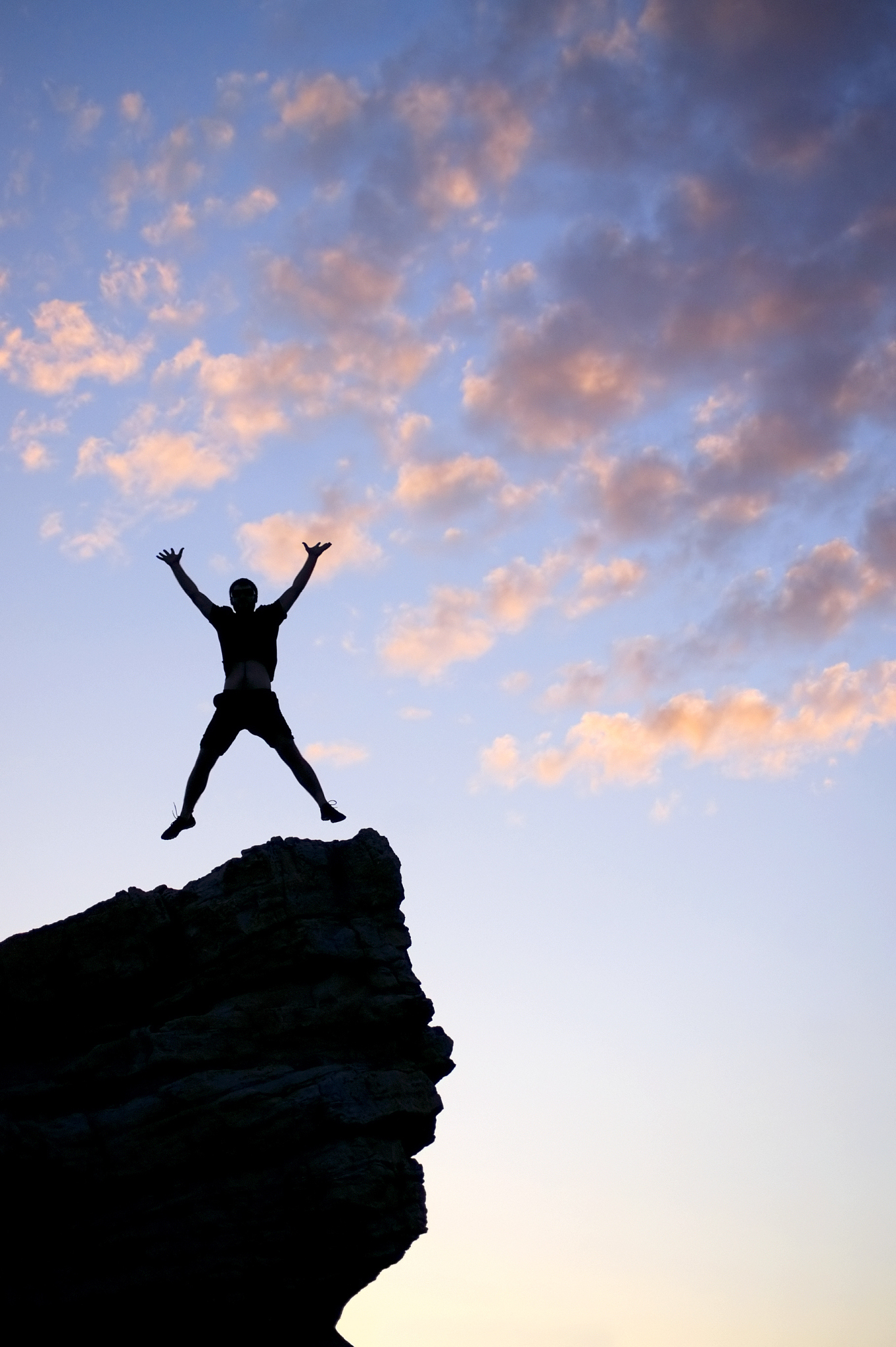 有人能够始终代替我们承受所有的苦难,所有的路都需要我们自己去丈量