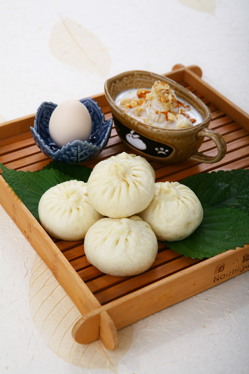 制作小笼包的步骤包括准备面团,搅拌馅料,包裹馅料和蒸煮.