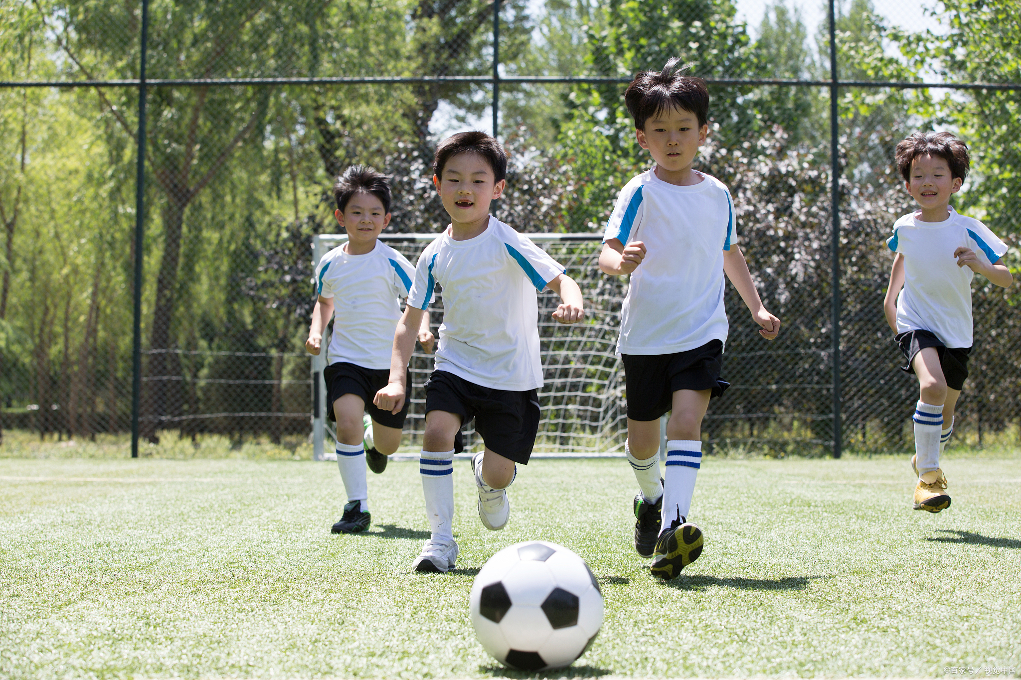 踢足球的益处:为青少年儿童带来的全面发展
