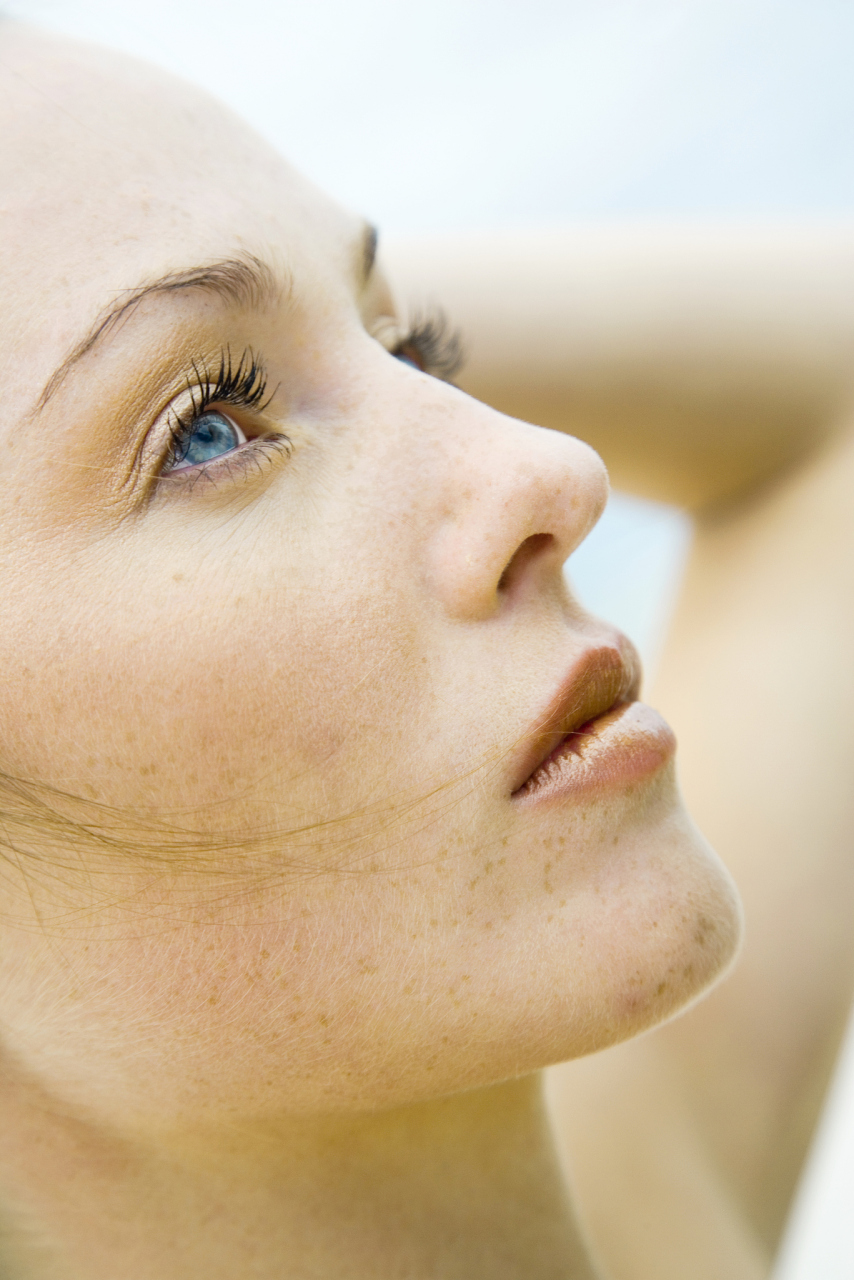 面部,是指包括额部在内的颜面部.望面部应从色泽,形态入手.