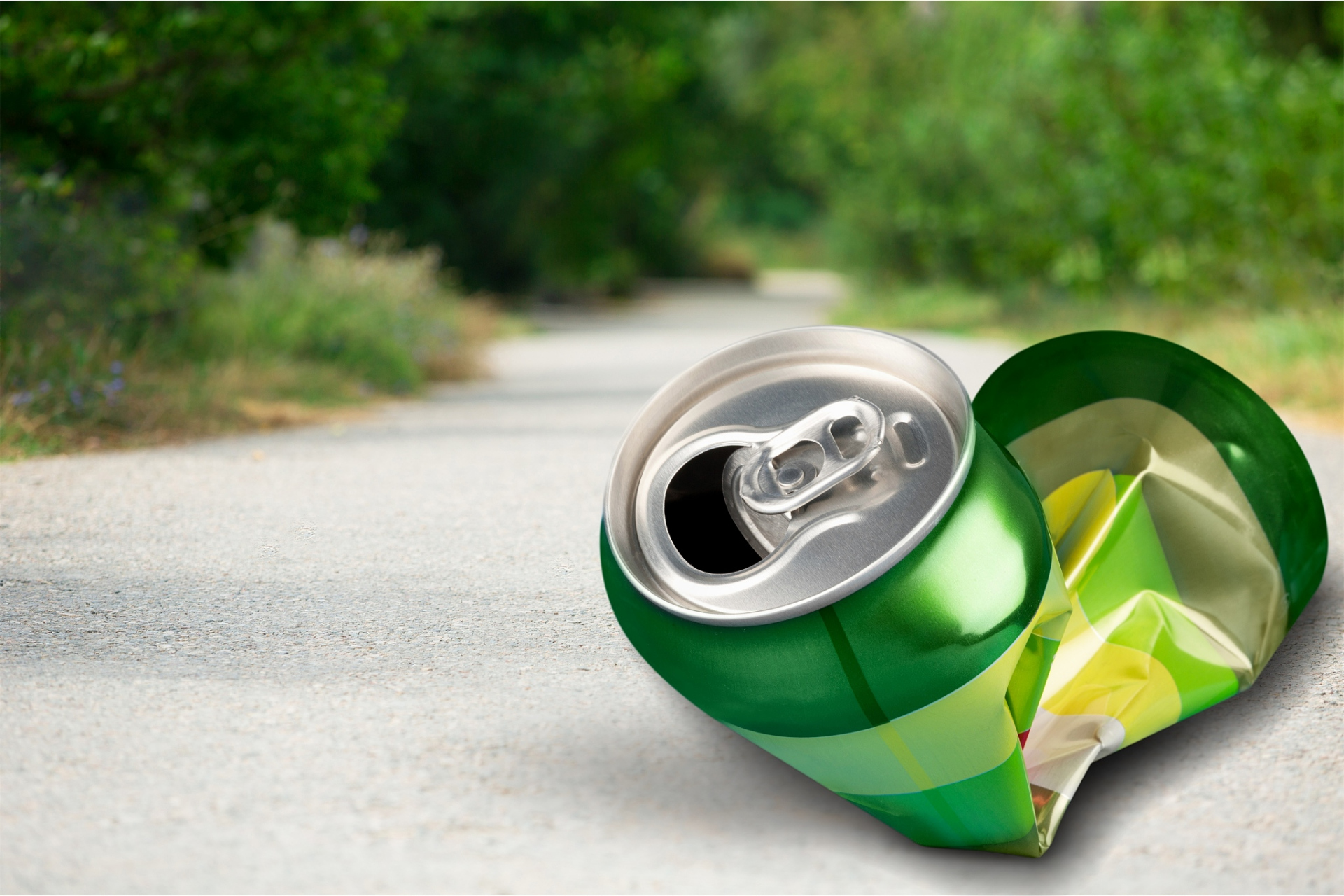 江苏镇江,8岁男孩路边玩耍时,踢了一个易拉罐,导致路过的张某骑电动车