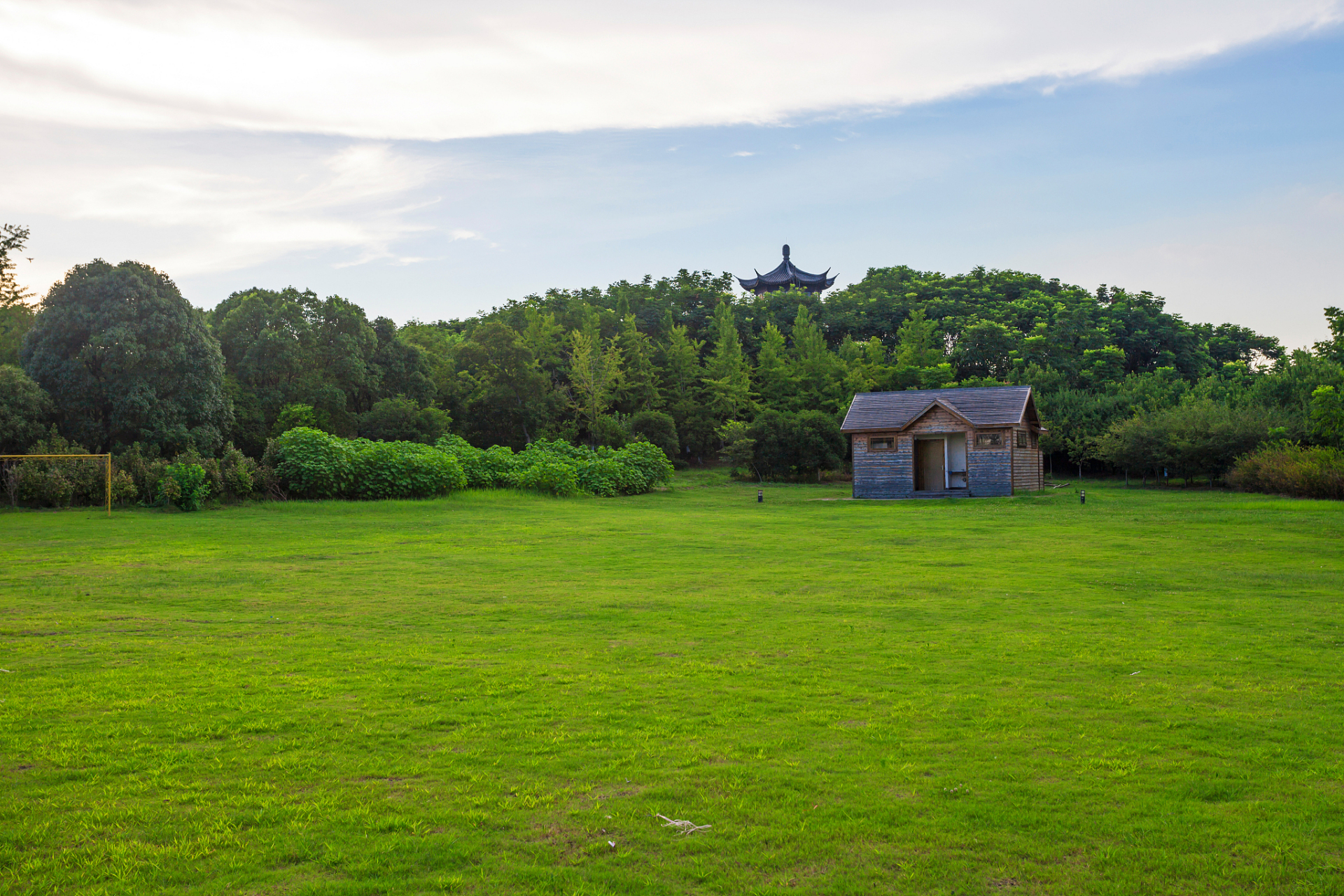 常熟虞山公園國家級森林公園,坐落於城北虞山山麓,城市繁華與自然寧靜