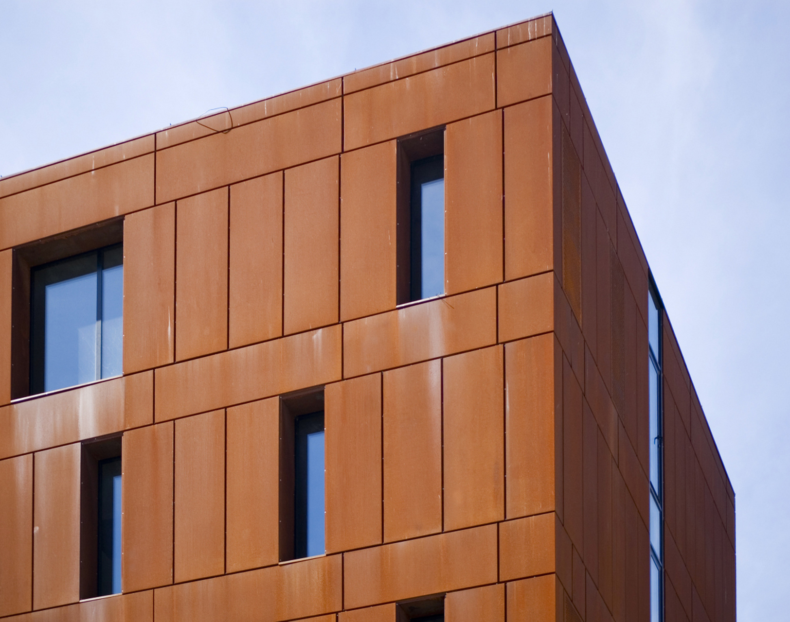 据我观察,我发现室外的建筑大都是木纹铝单板制作的居多,那我们今天就