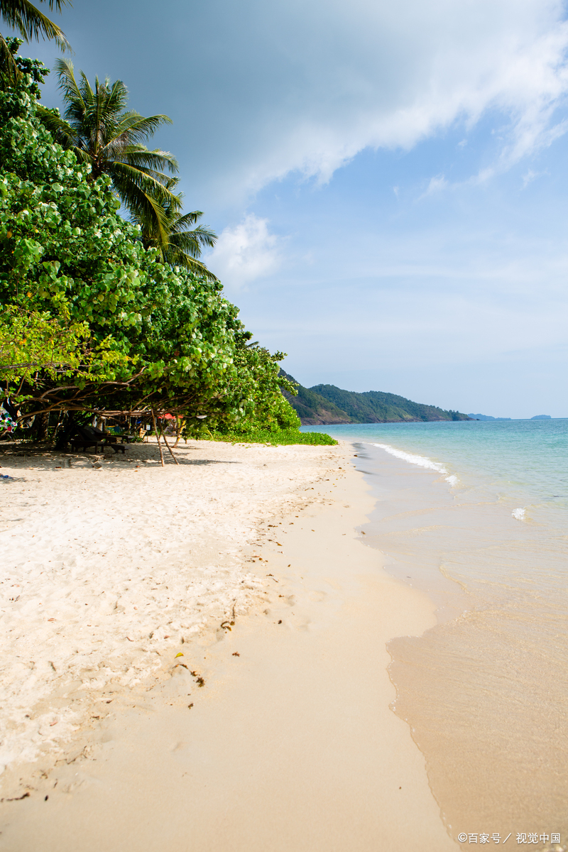 陕西小伙在2023年骑行2400公里到三亚看海后,将行李埋在亚龙湾沙滩