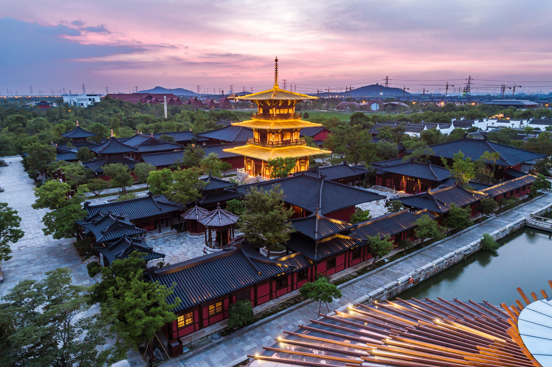 天下第一城:位于河北省廊坊市香河县安平开发区,建筑风格融合了明清