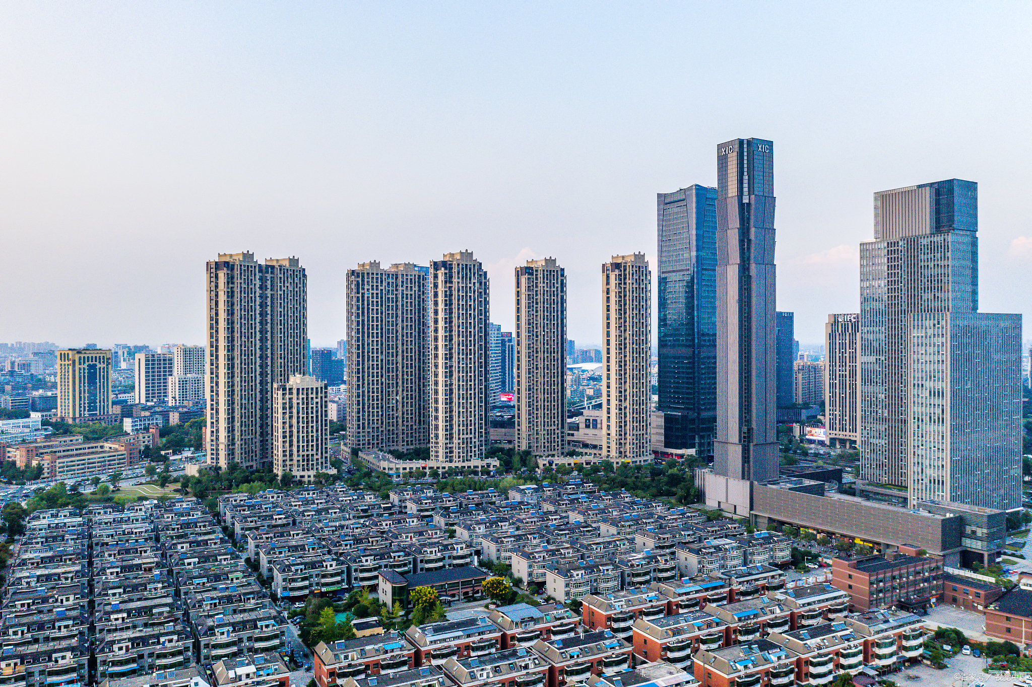 小芸以180万元的价格卖掉了她在杭州市中心的一套房子(嘉汇大厦一套