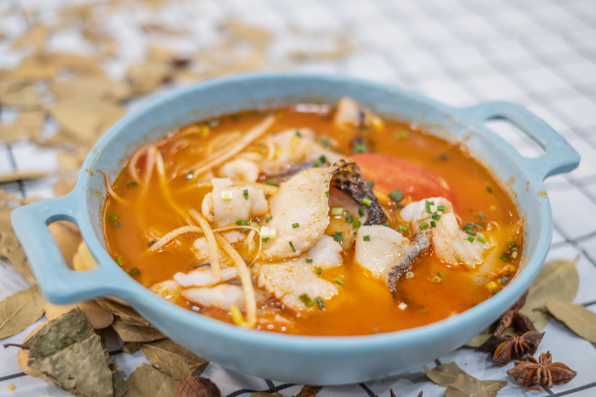 【酸汤鱼】 贵州酸汤鱼的酸汤是由西红柿等多种食材熬制而成的,稍泽