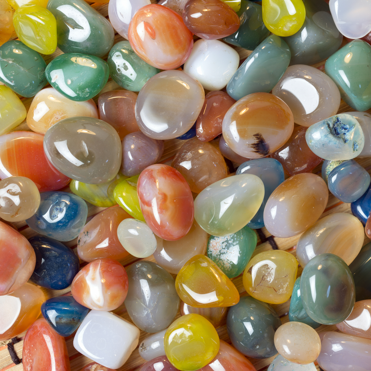 点我头像看直播# #和田玉# #陨石# 新疆七彩玉石是新疆和田玉的一种.