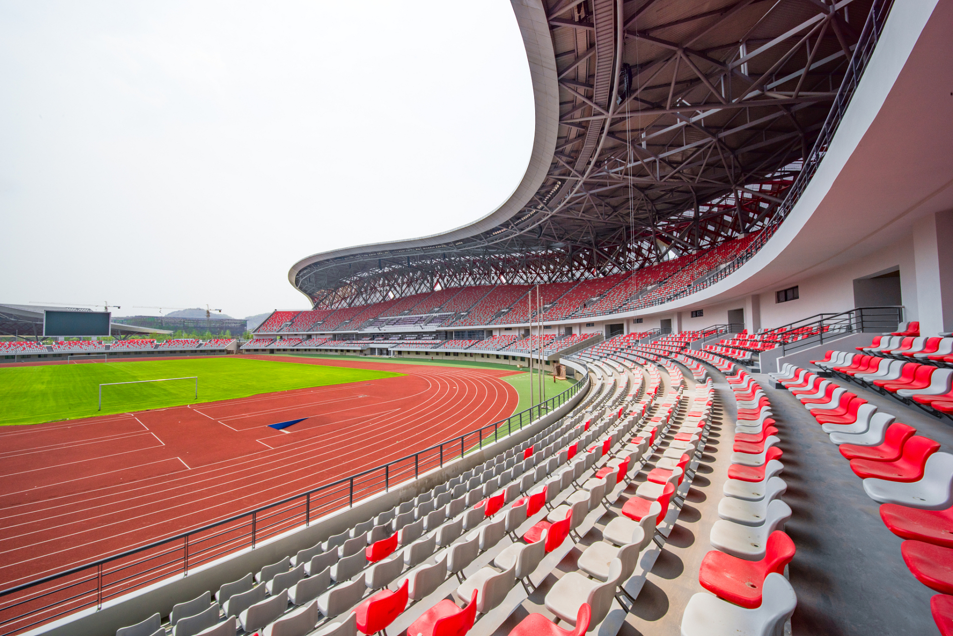 万州在体育旅游文化方面表现出色,冬季游泳,马术,马拉松等活动吸引了