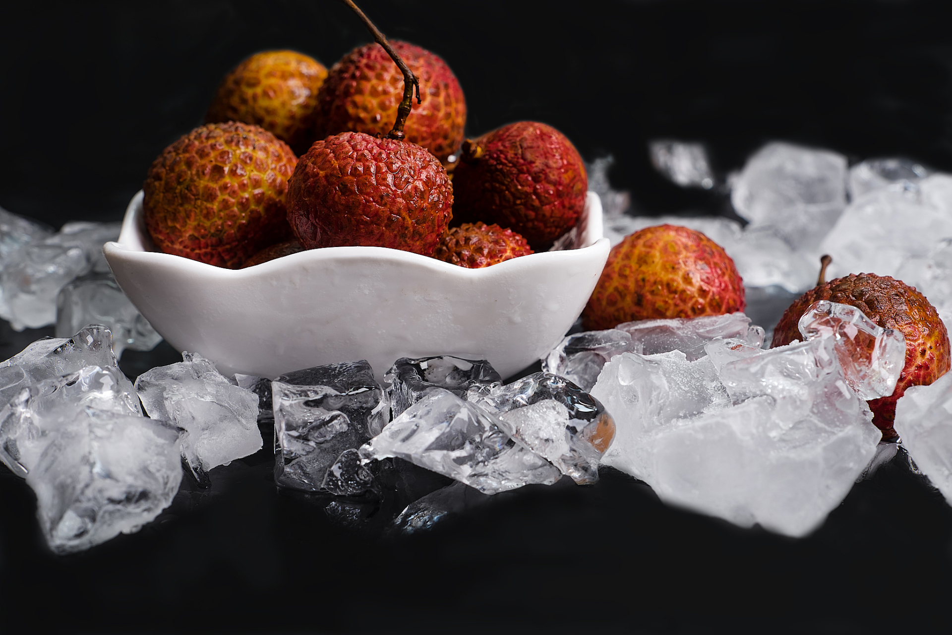 嗨,小馋猫们,想知道冰冻荔枝怎么做吗?下面就是制作步骤啦!