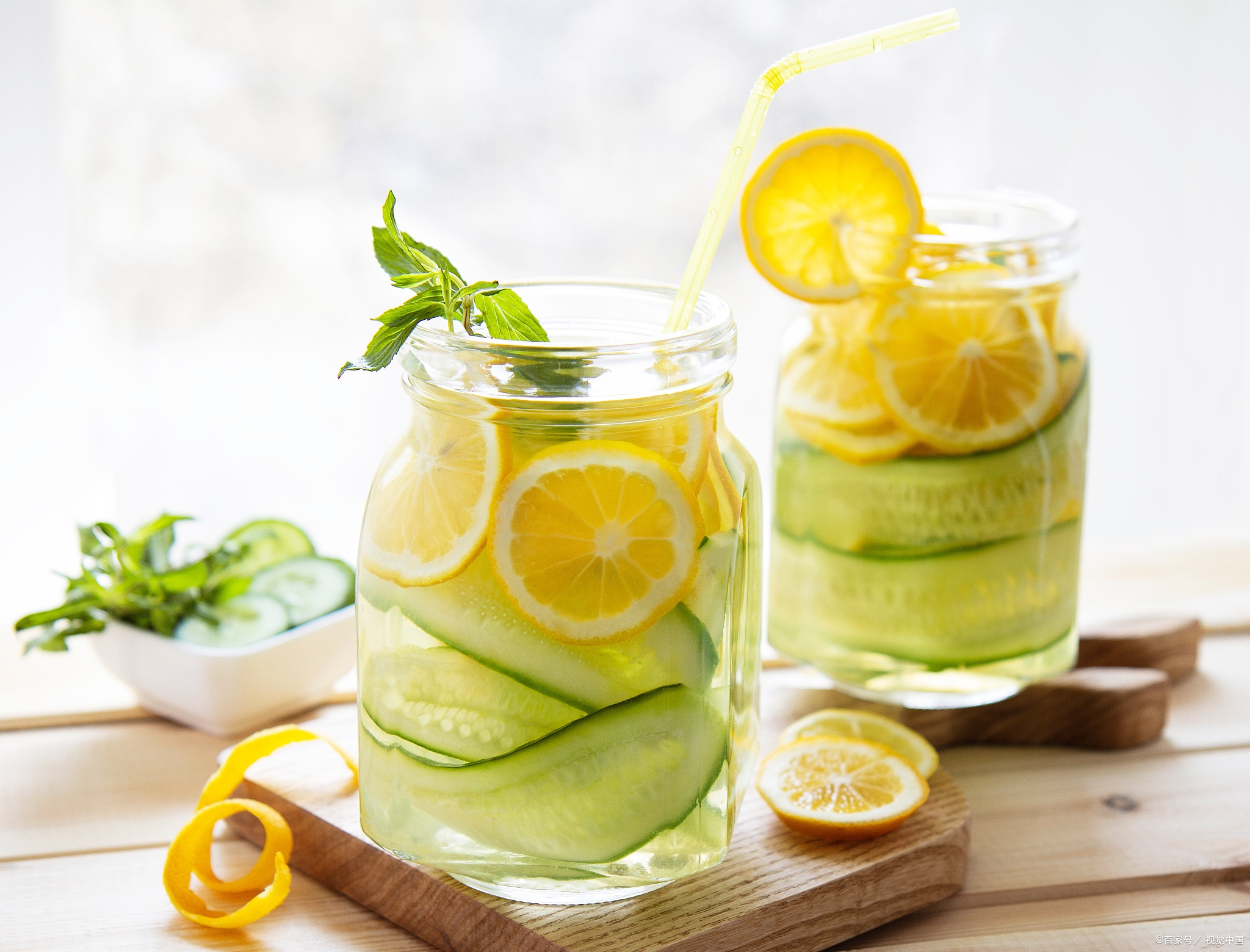 柠檬水,清新的口感和独特的酸味让它成为人们喜爱的饮品.