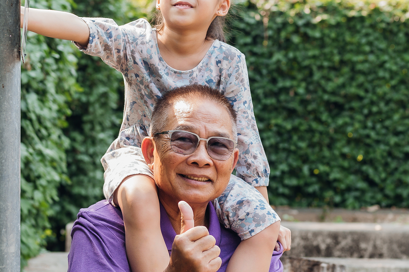 建议老人多与孩子交流,关注孩子的情感状态,适当放手让孩子锻炼自我