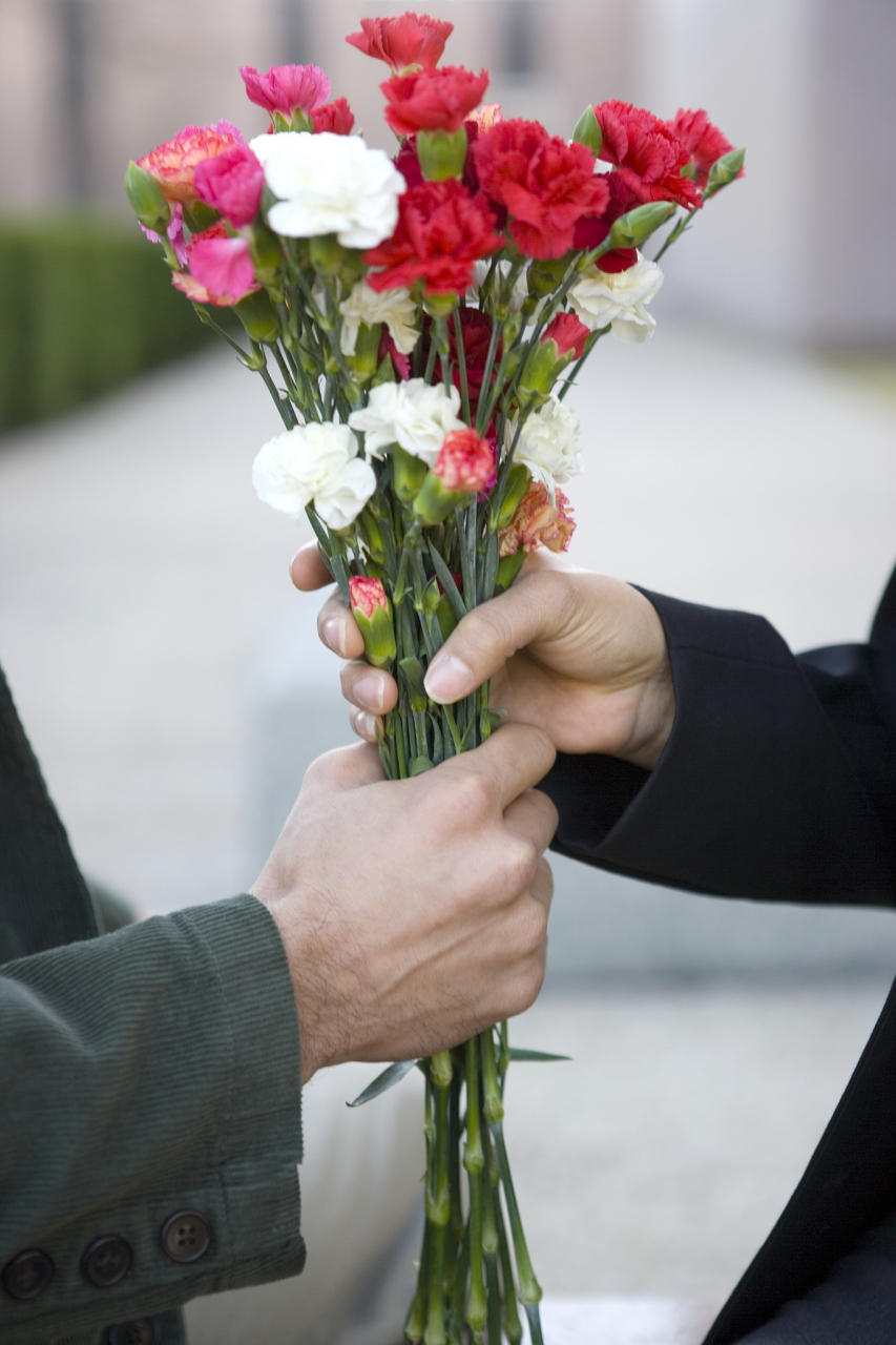 就像那个买花的父亲,他在女儿失恋的时候,用智慧和温暖的支持让她重新