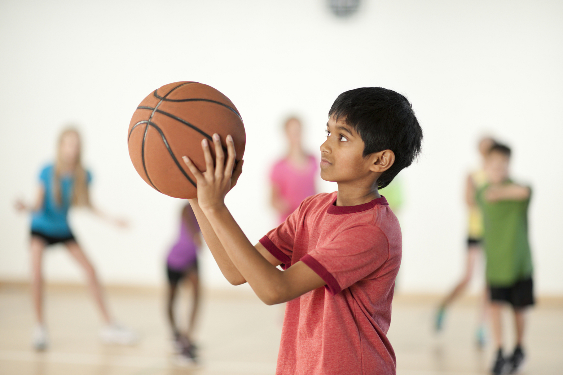 青少年打篮球的好处很多,首先,打篮球可以增强身体素质,提高身体协调