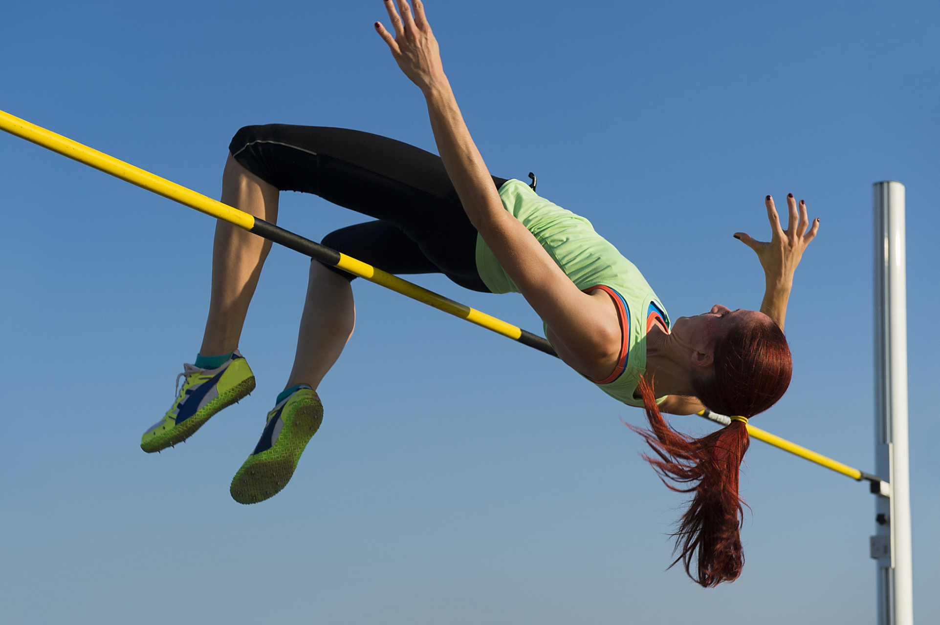 "撑杆跳高的起源与发展:从障碍跨越到田径赛场"