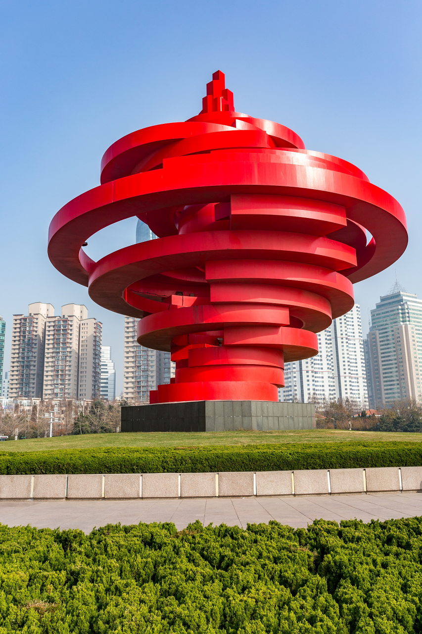 五四广场,位于山东省青岛市市南区东部,是一个不可或缺的城市地标