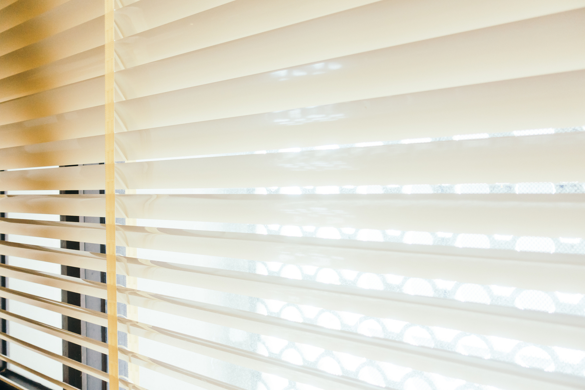 百叶式窗帘通常采用铝合金或塑料材料制成,轻巧且耐用.#春节宅家计划