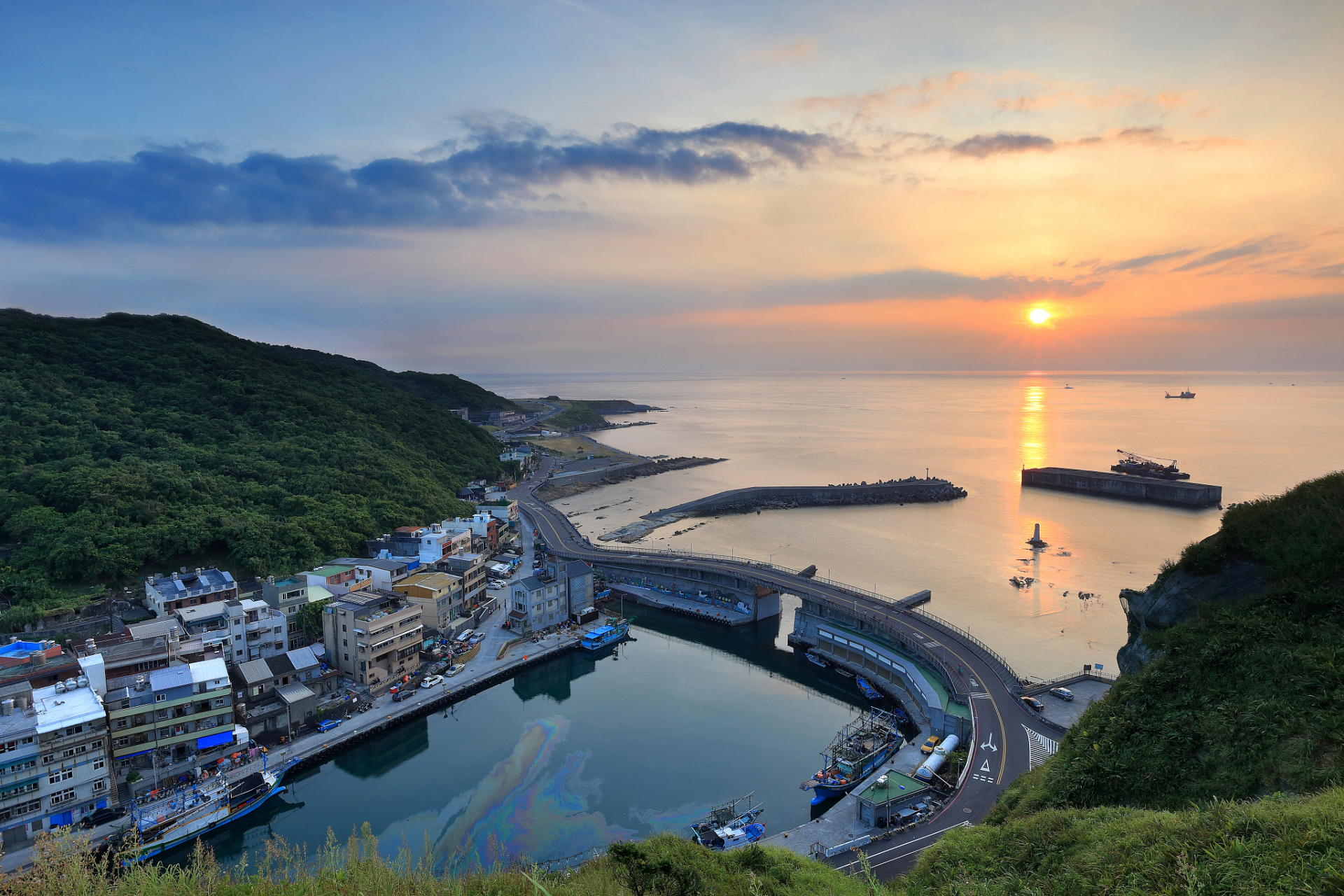 岱山包车旅游2日游攻略  岱山是一个美丽的小岛,拥有许多自然和人文