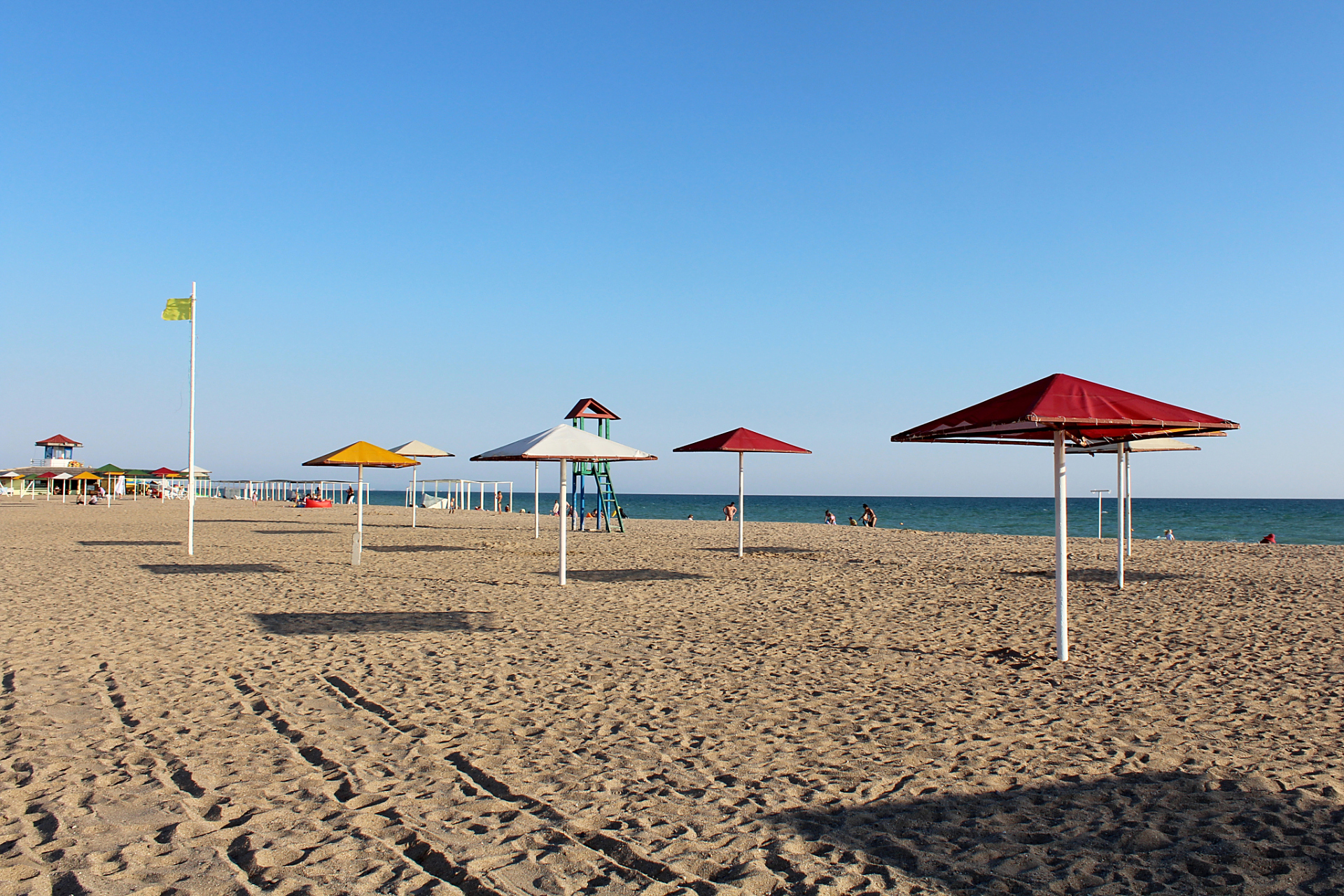 银沙滩位于山东省青岛市黄岛区连三岛路,南濒黄海,全长2000余米.