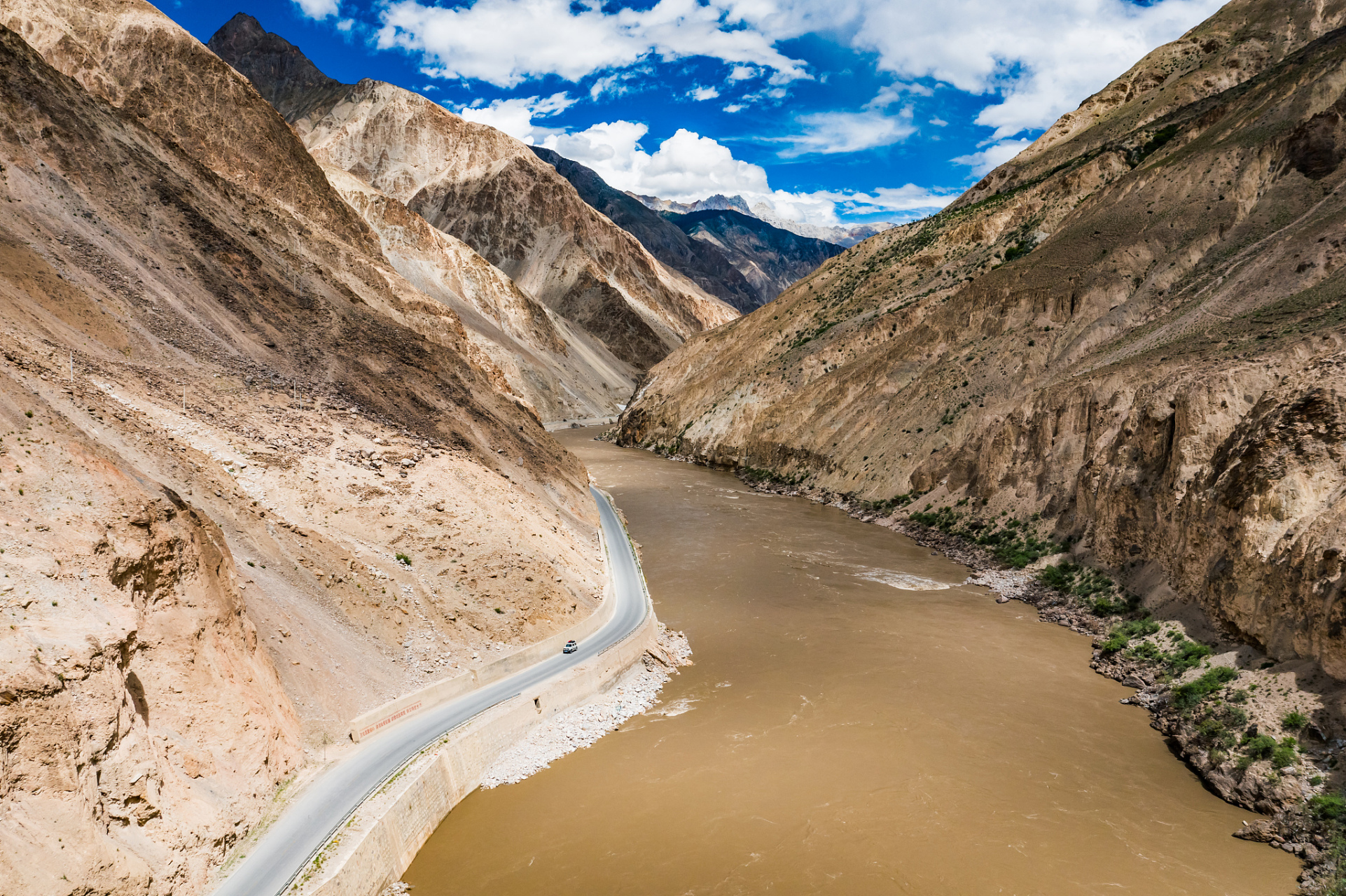 四川凉山州雷波县金沙江上的公路,一辆面包车意外坠江,造成5死3伤的