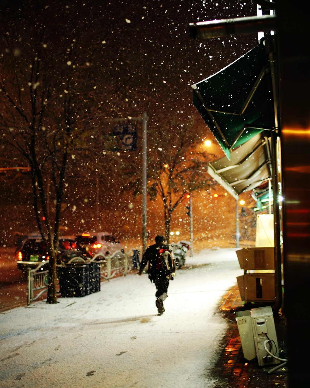 想象一下,当你走在雪后的街道上,那洁白的雪花在阳光的照射下闪闪