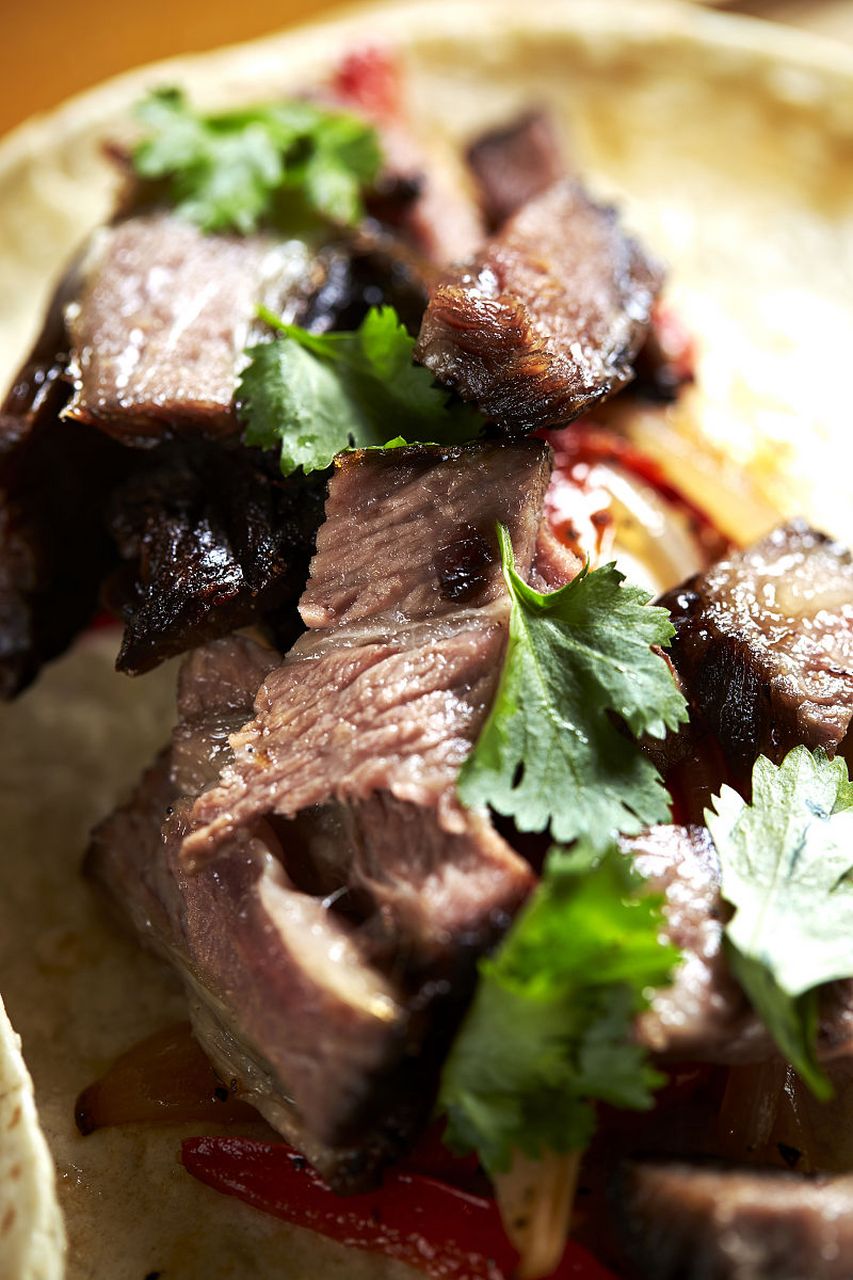 首先,这高压锅酱牛肉,真的是个省时又美味的选择.