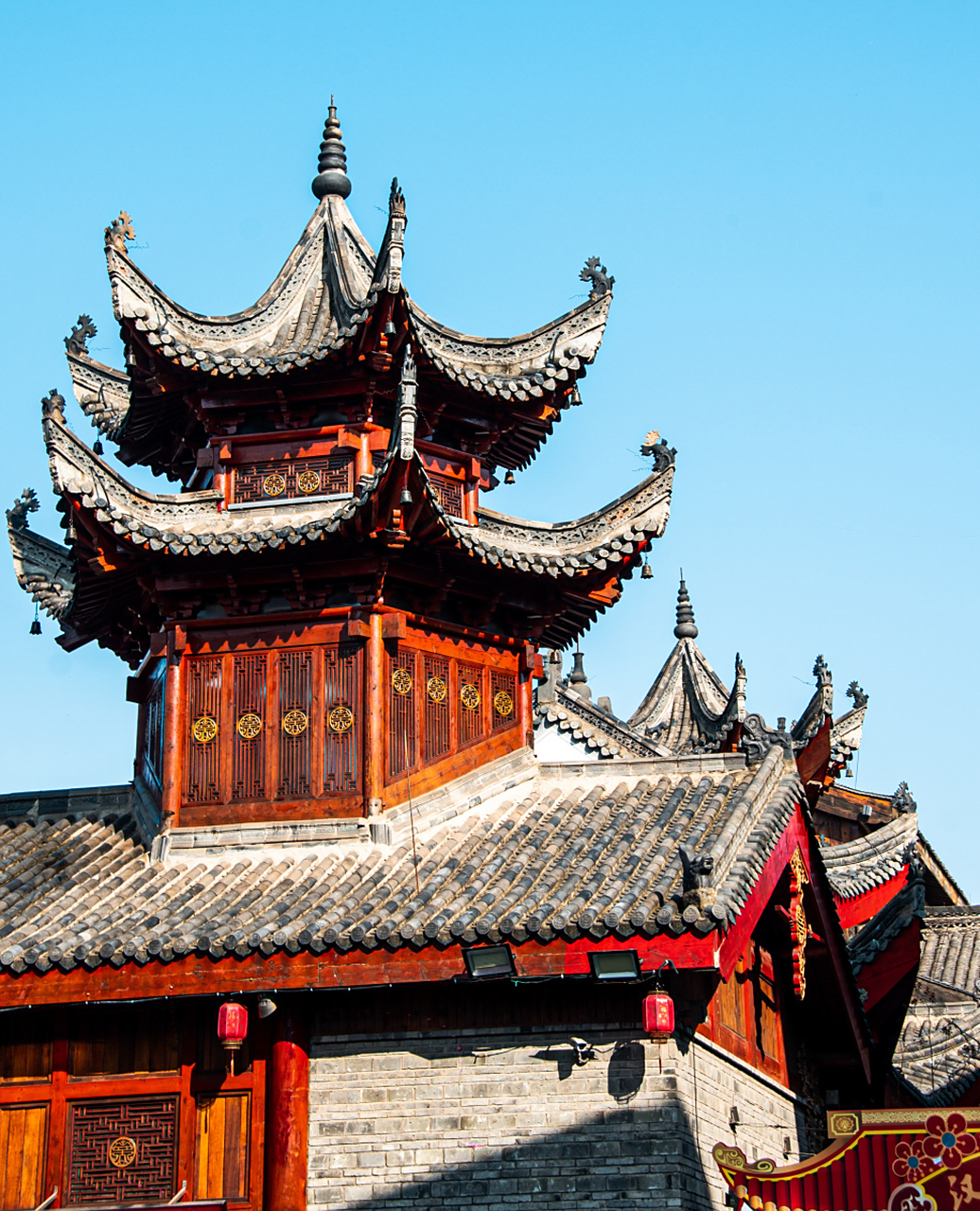 个旧是云南红河哈尼族彝族自治州的小城,以自然风光和民族文化吸引