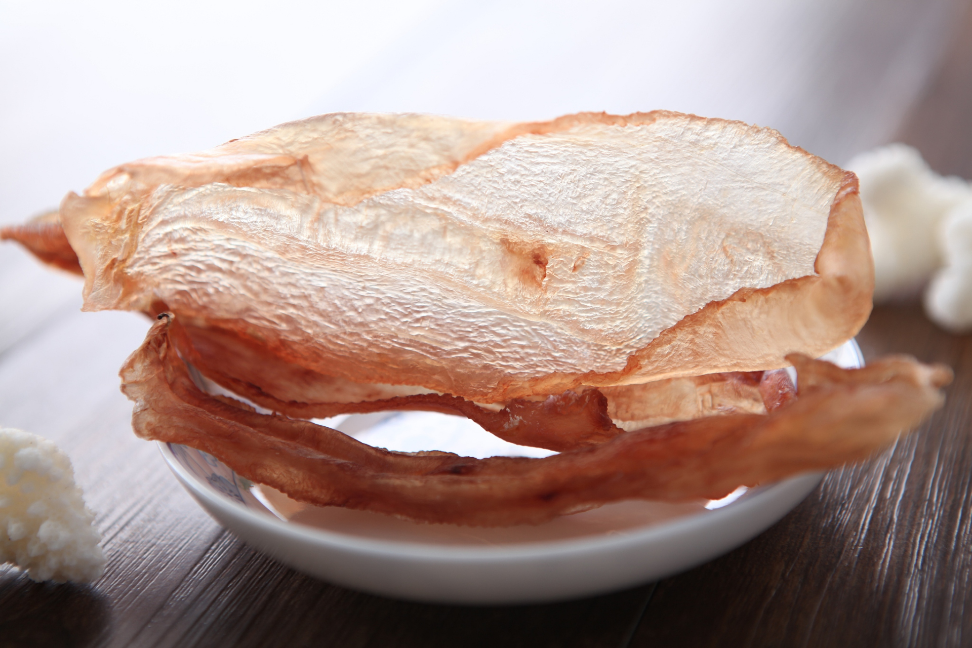 消费者应学会鉴别人工合成鱼胶,通过观察外观,闻气味,查看成分列表和