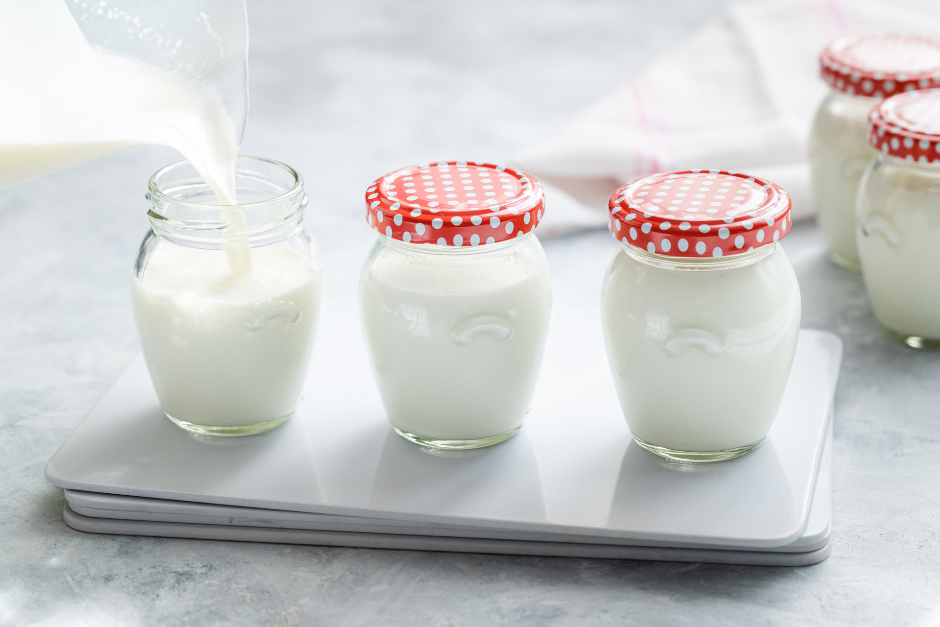 酸牛奶和酸奶在性质,制作方式,保质期,营养成分,口感和风味等方面存在