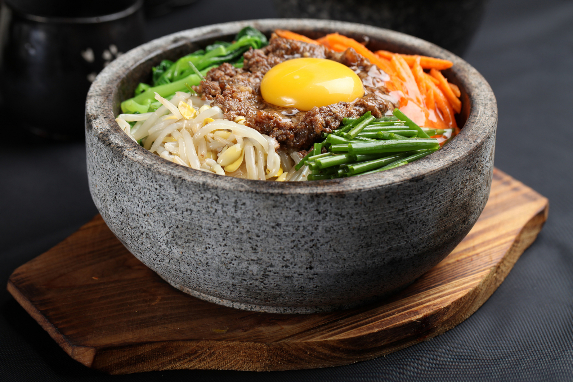 石锅拌饭是韩国一种充满独特风味的佳肴,主要材料有优质米饭,蔬菜和