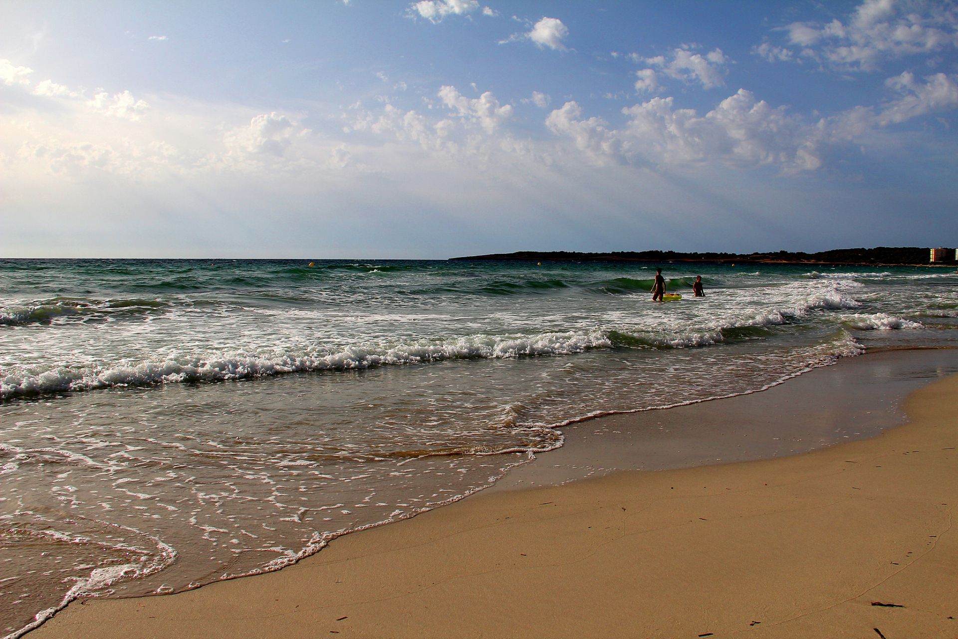 茂名中国第一滩:是广东省著名的海滩景点之一,这里有着洁白的沙滩和