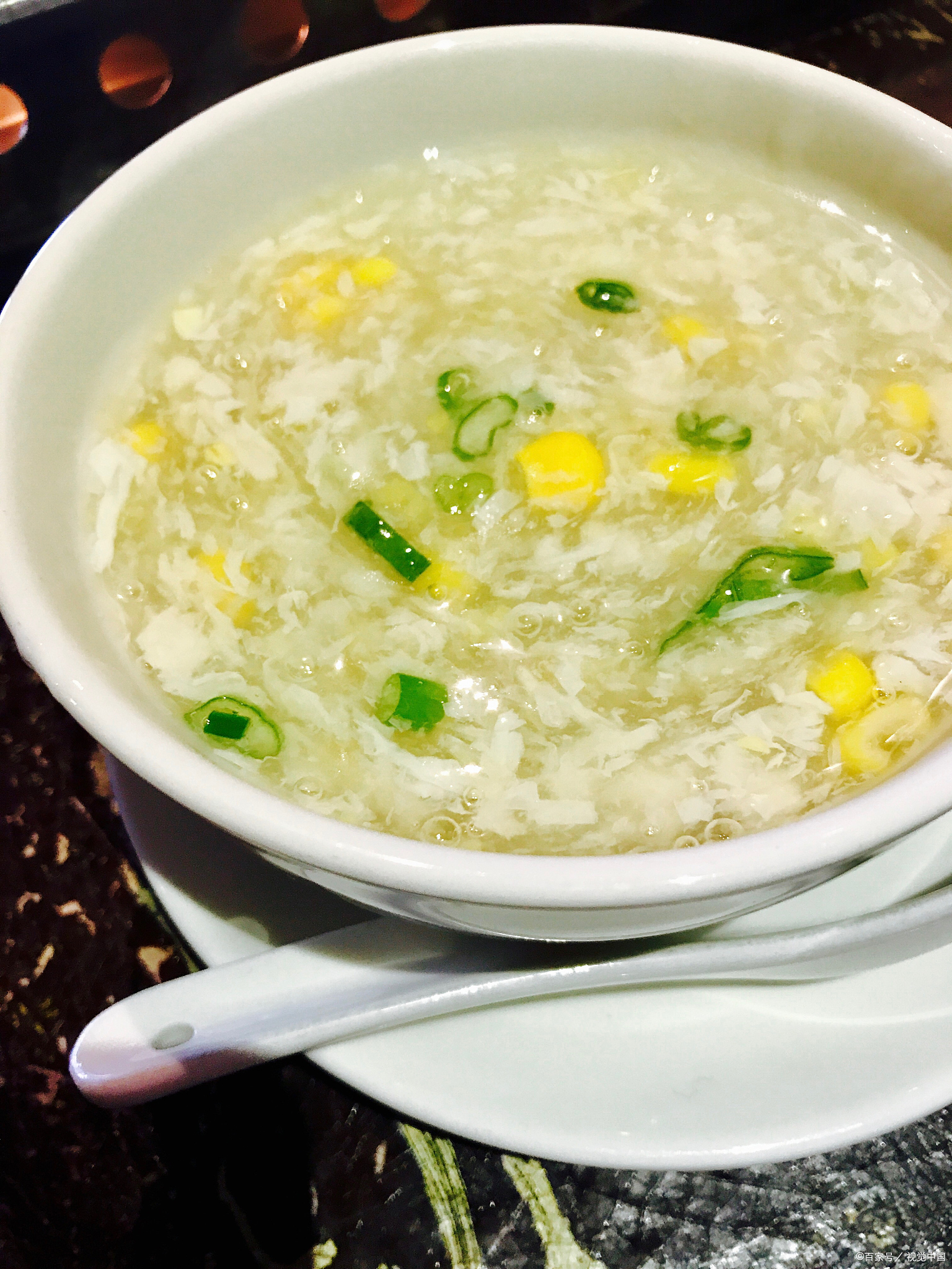 苏东坡,这位文学巨匠,不仅以诗闻名,还自创了一道"东坡羹"