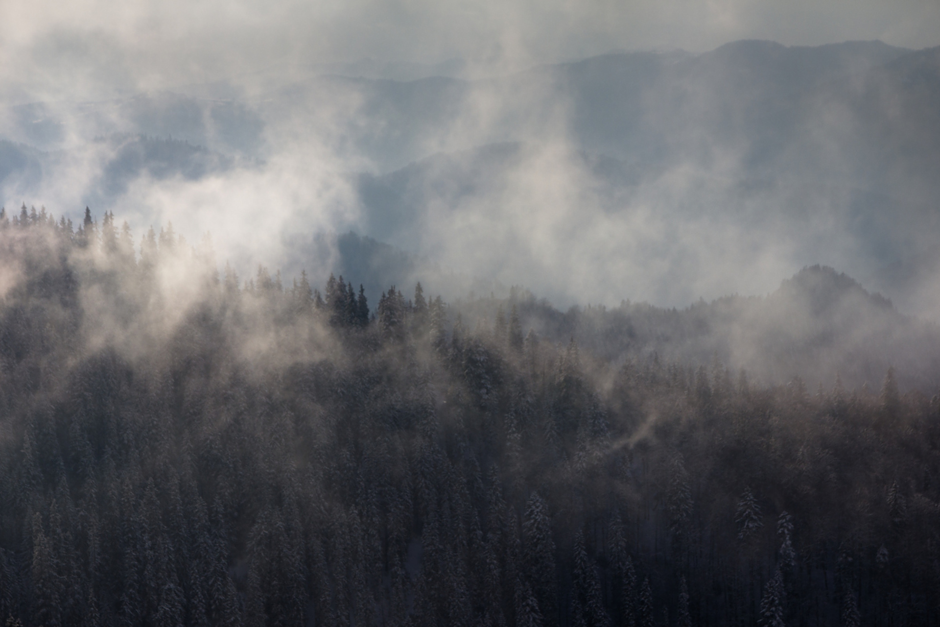 虚无缥缈,意思是隐隐约约,若有若无的样子;形容空虚渺茫;这个成语出自