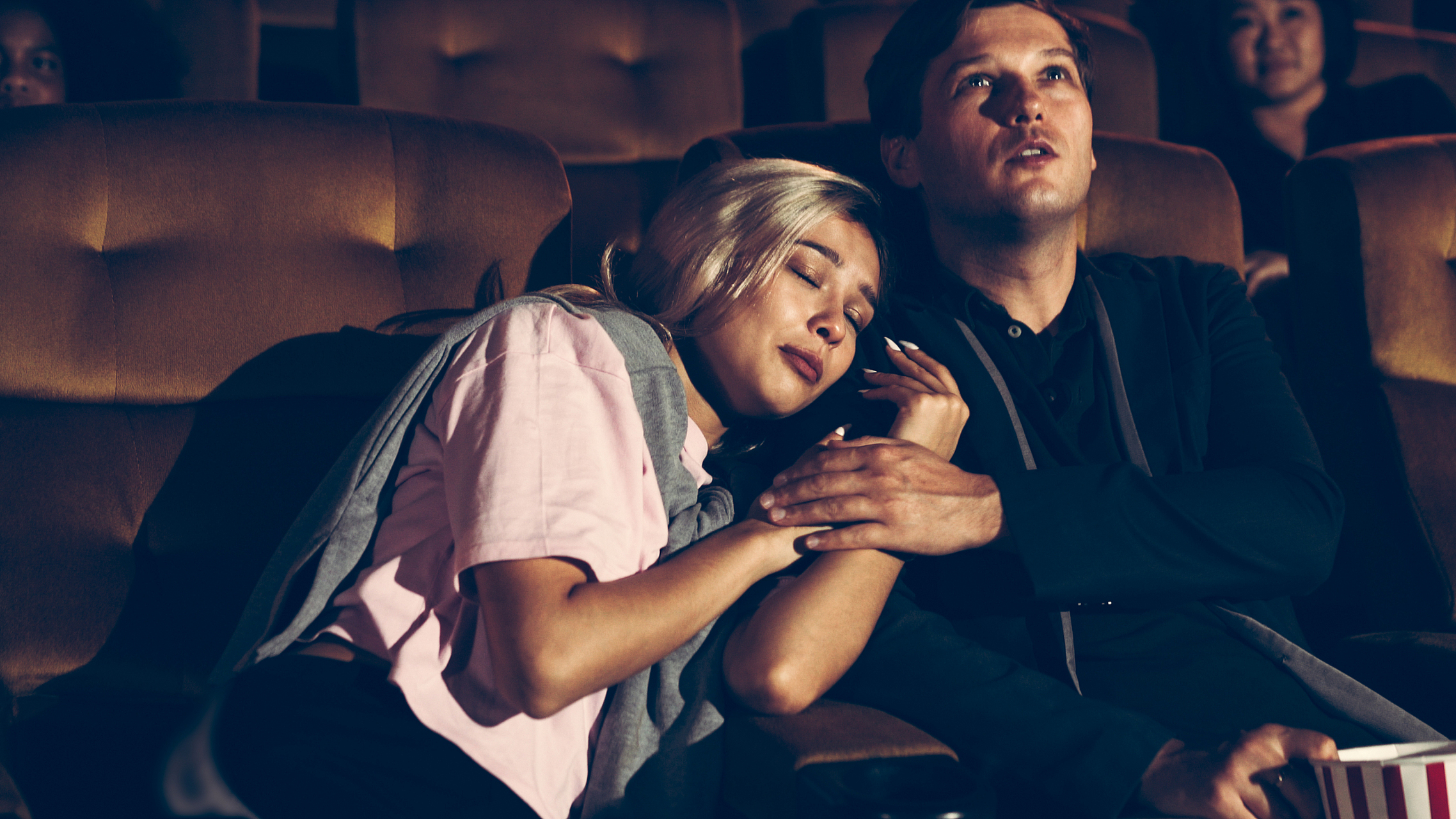 一对情侣去看电影,电影院里非常冷,男生把自己的外套脱下来给女生披上