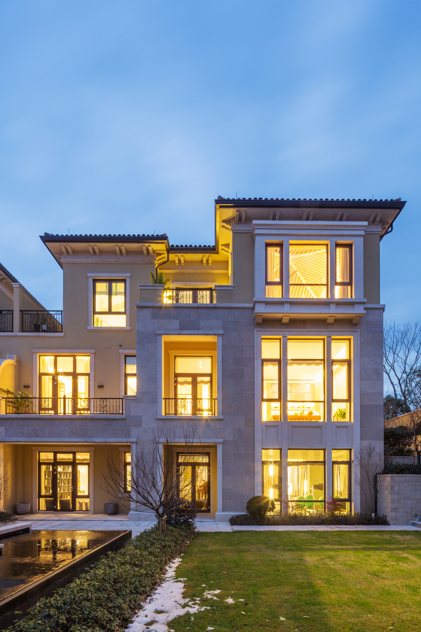 【#上海豪宅市场火热#】今年上半年,上海豪宅市场销售异常火爆,销售额