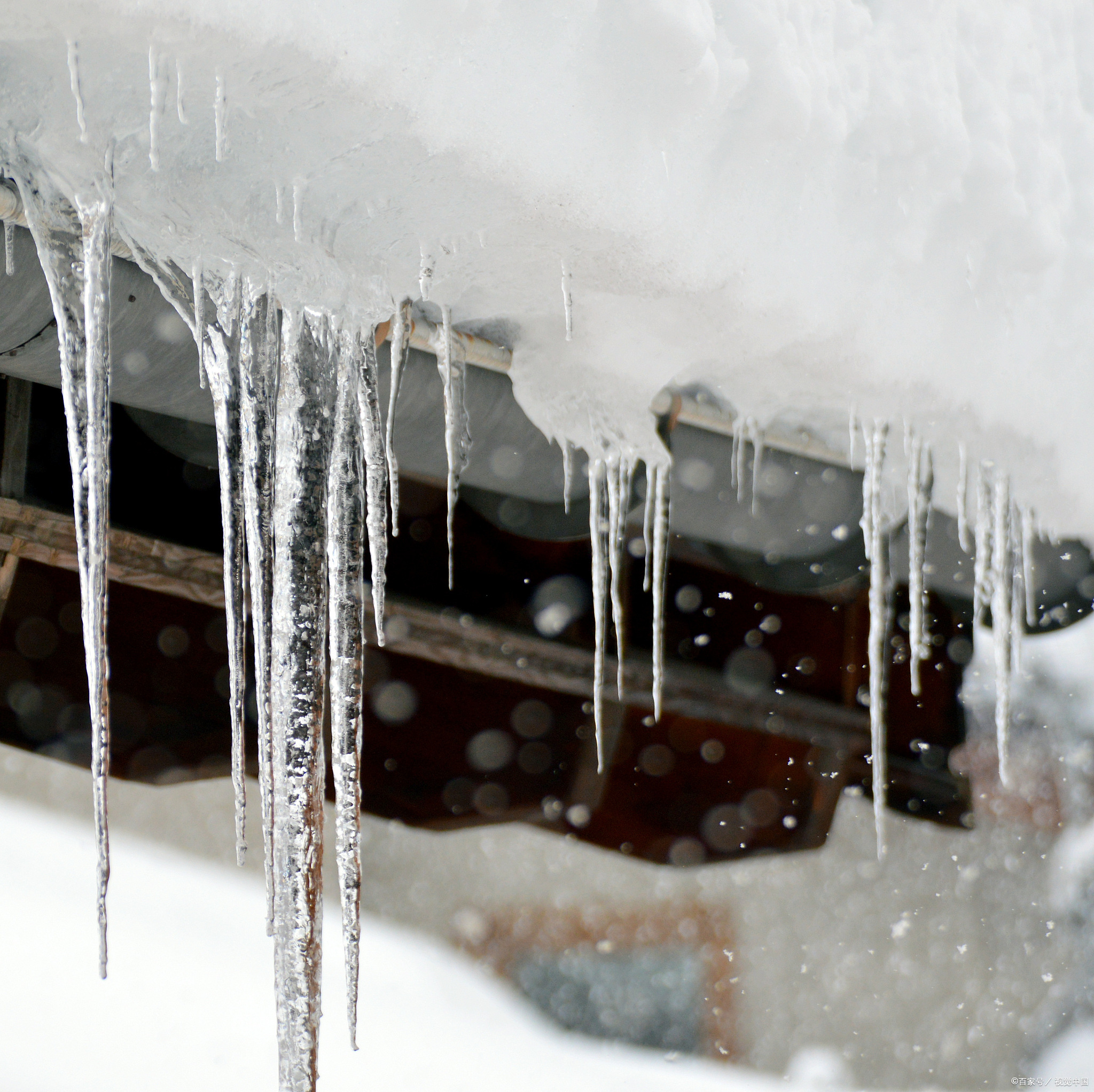 这些冰柱就像是屋檐的冰挂,将寒冷凝固在时光的镜中.