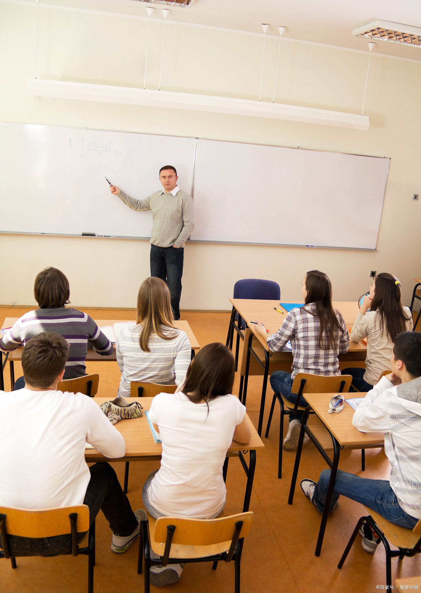 在大学的课堂上,我仿佛置身于知识的海洋,每一次上课都是一次全新的