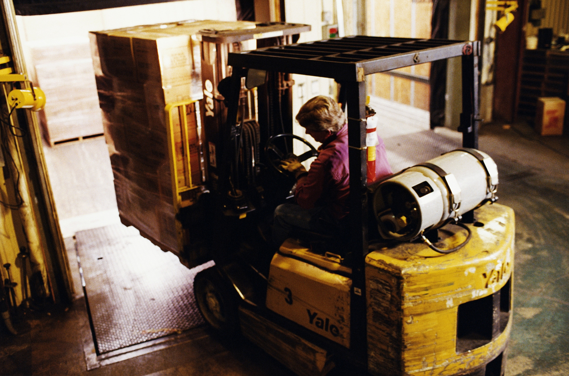 男子本以为师傅去开大型号的叉车,结果却等来了一群人.